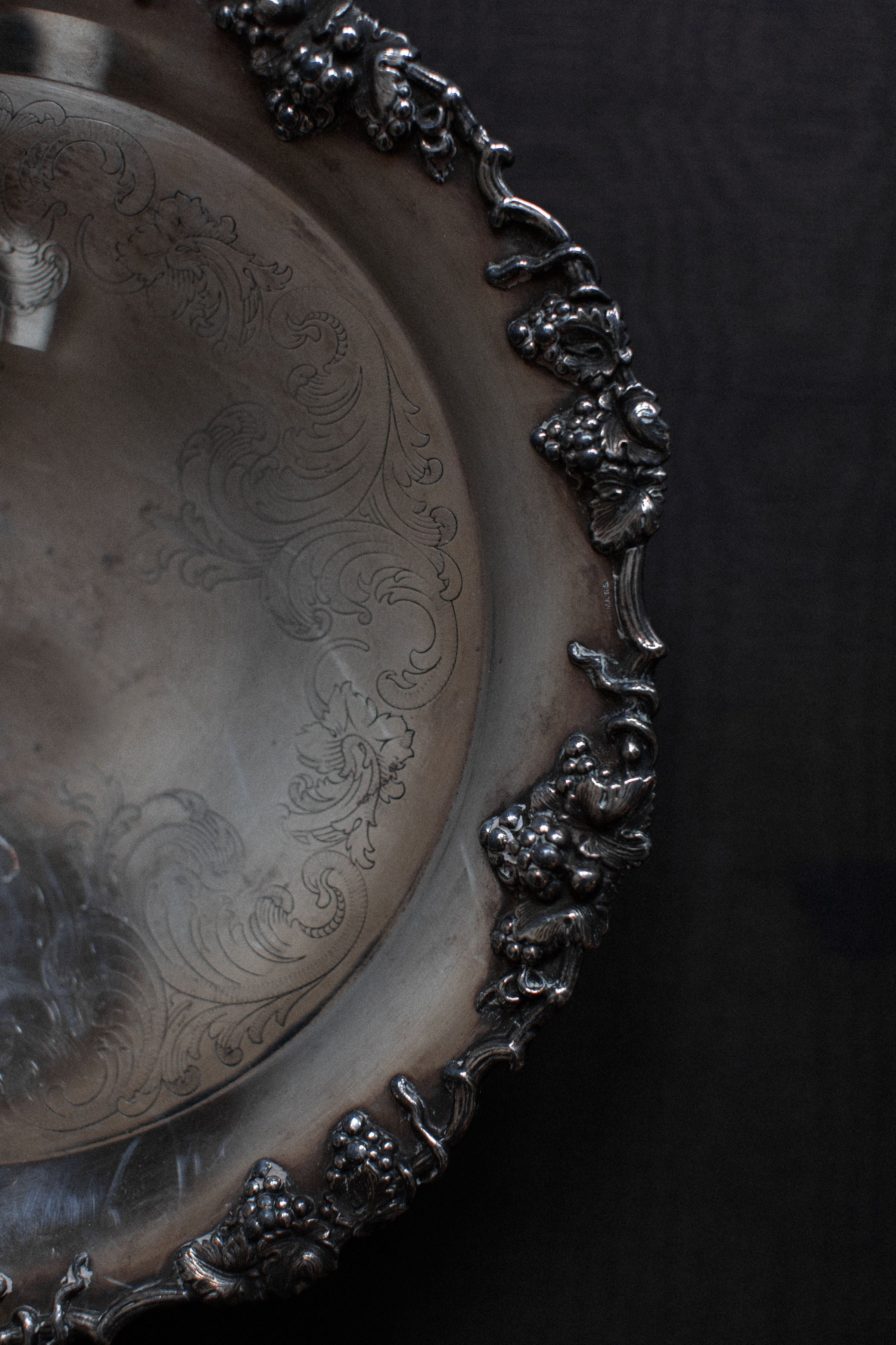 Beautiful and elegant Art Deco bowl with a glamorous design and intricate details