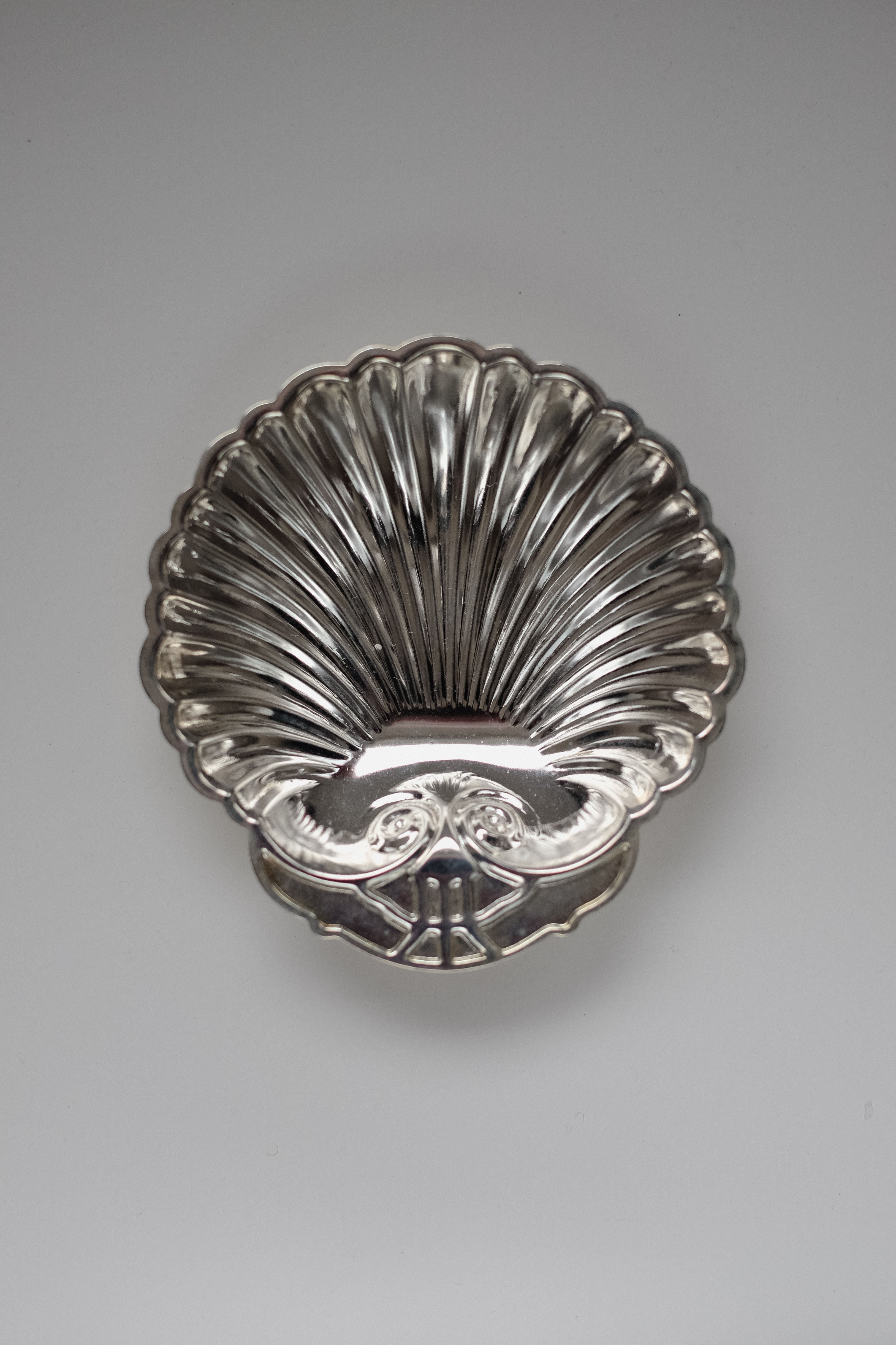 The Set of 2 Silver-plated Shell Trays from septembre studios, with intricate detailing and a scalloped edge, adds elegance to any dining experience with their vintage seashell design.