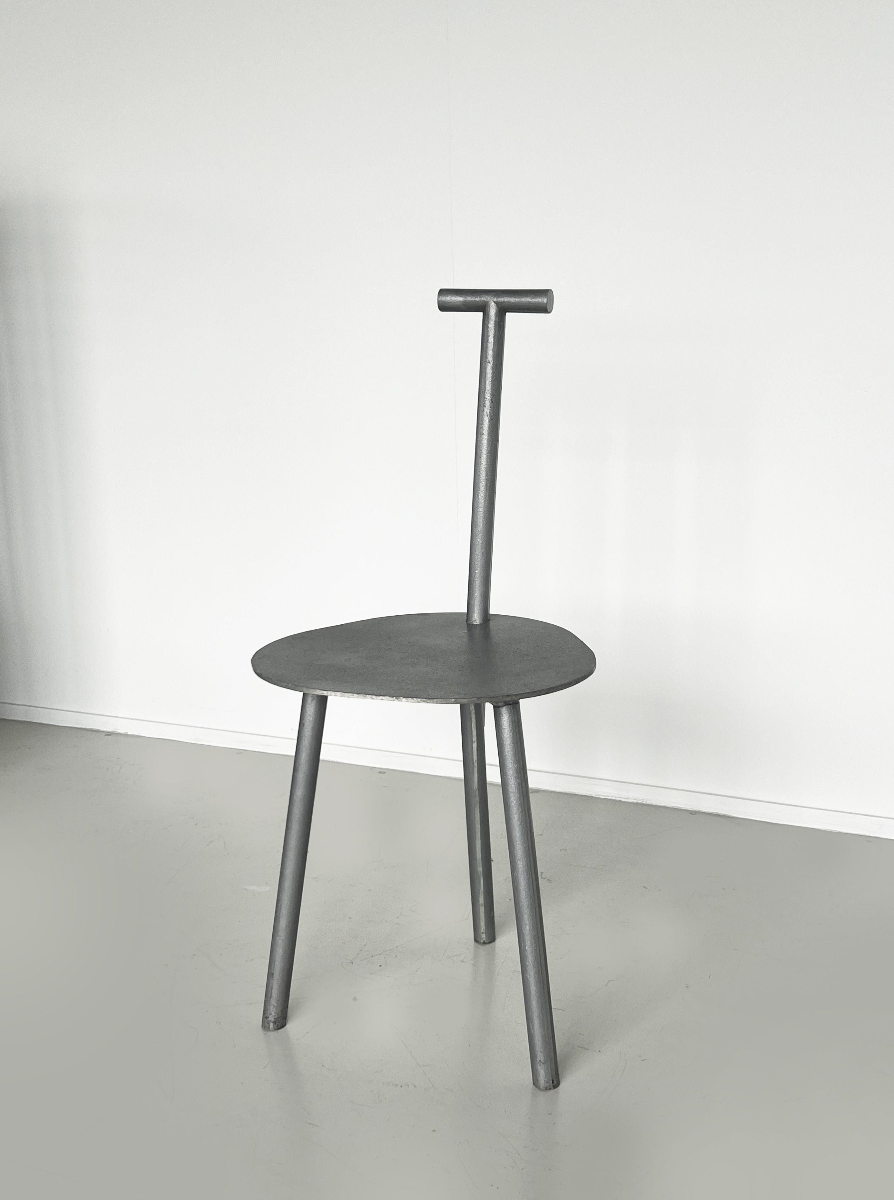 Sleek and stylish Faye Toogood Spade Chair in dark charcoal color with matte texture