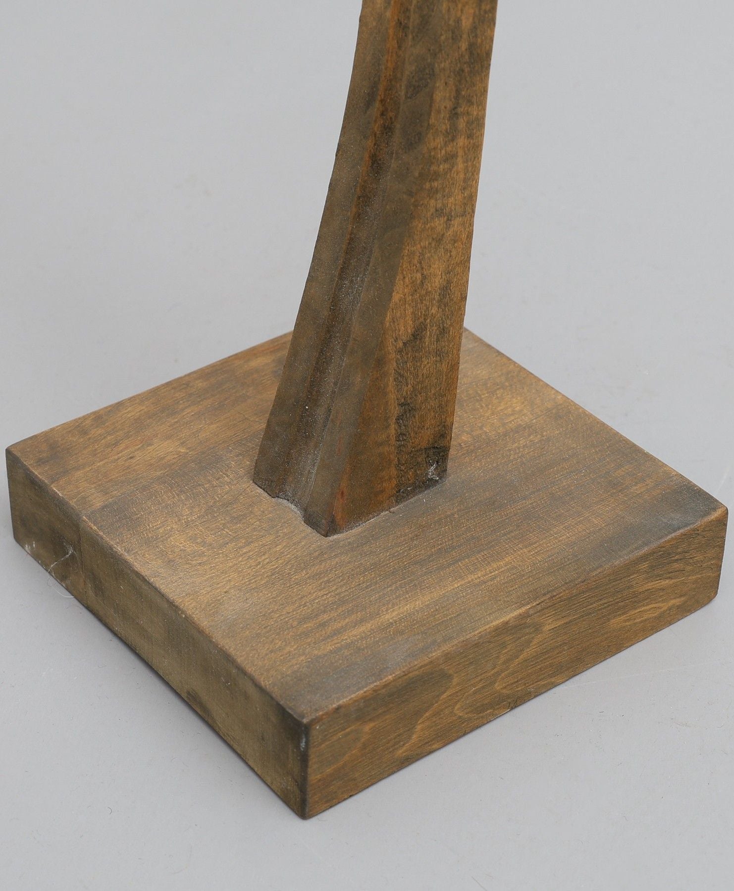 <source>
Sculpture en bois biomorphique, par Kristian Holmqvist
</source>