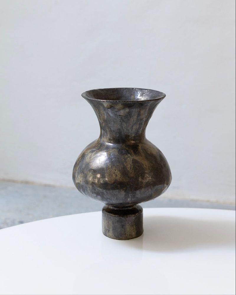 Dark marble Pelike Obsidiana vase with classical urn silhouette