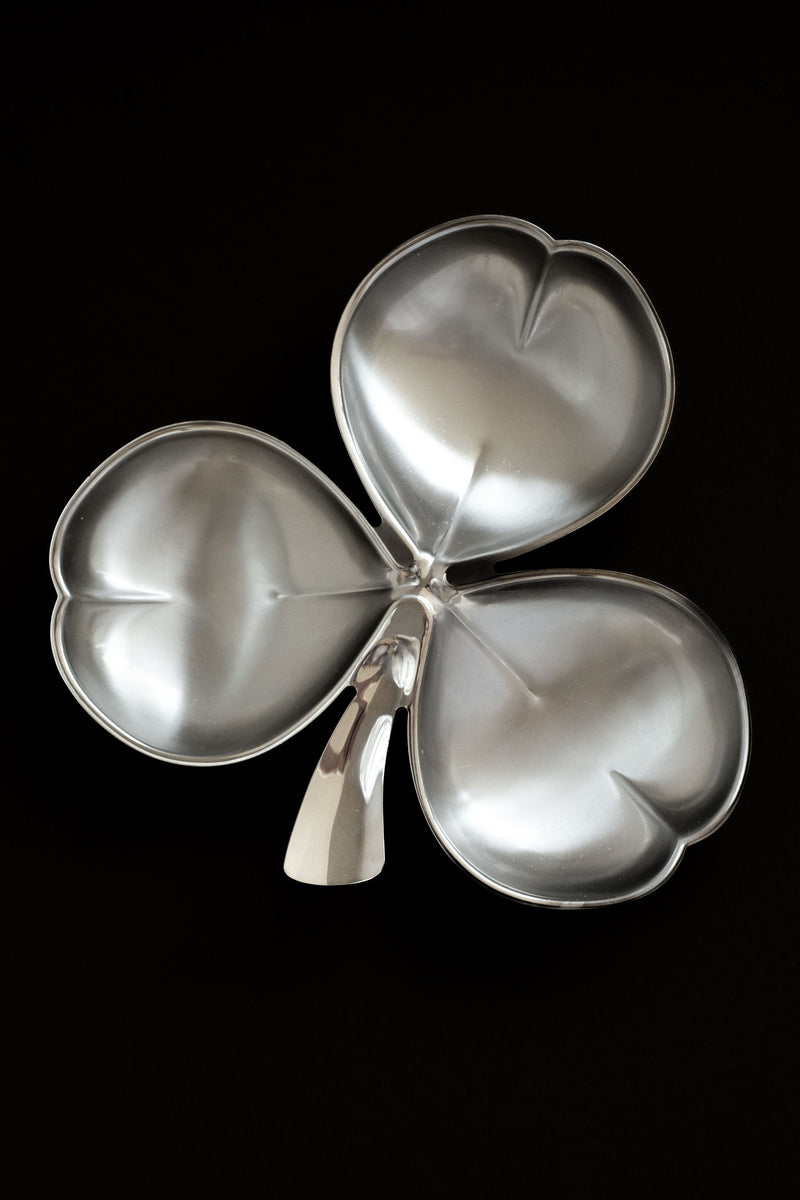Silver metal cloverleaf vide-poche with three heart-shaped compartments