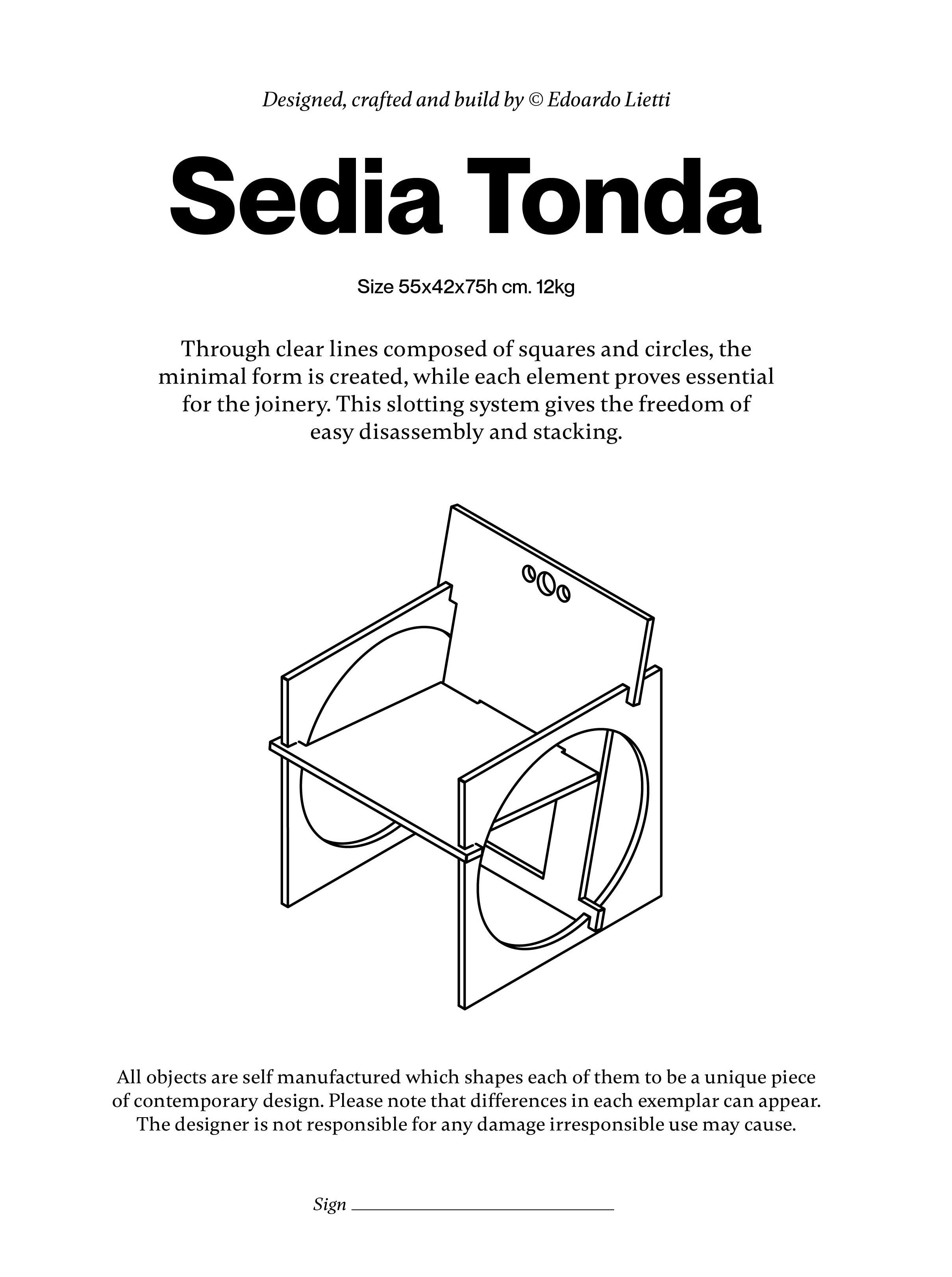 Technical drawing of a modern chair with square and circular elements, accompanied by text describing its dimensions, weight, and design philosophy as part of the Edoardo Lietti Studio Sedia Tonda series.