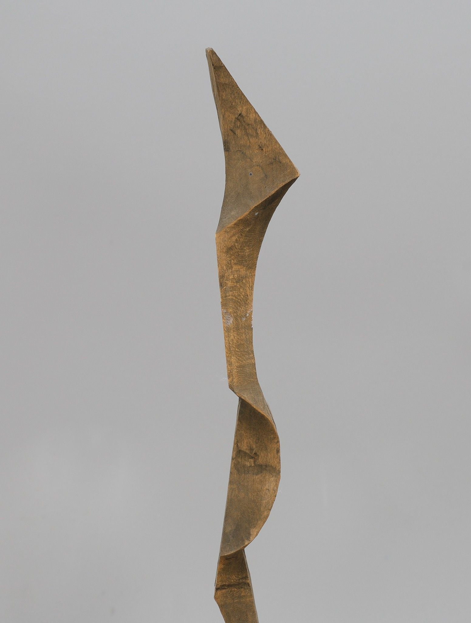 <source>
Sculpture en bois biomorphique, par Kristian Holmqvist
</source>