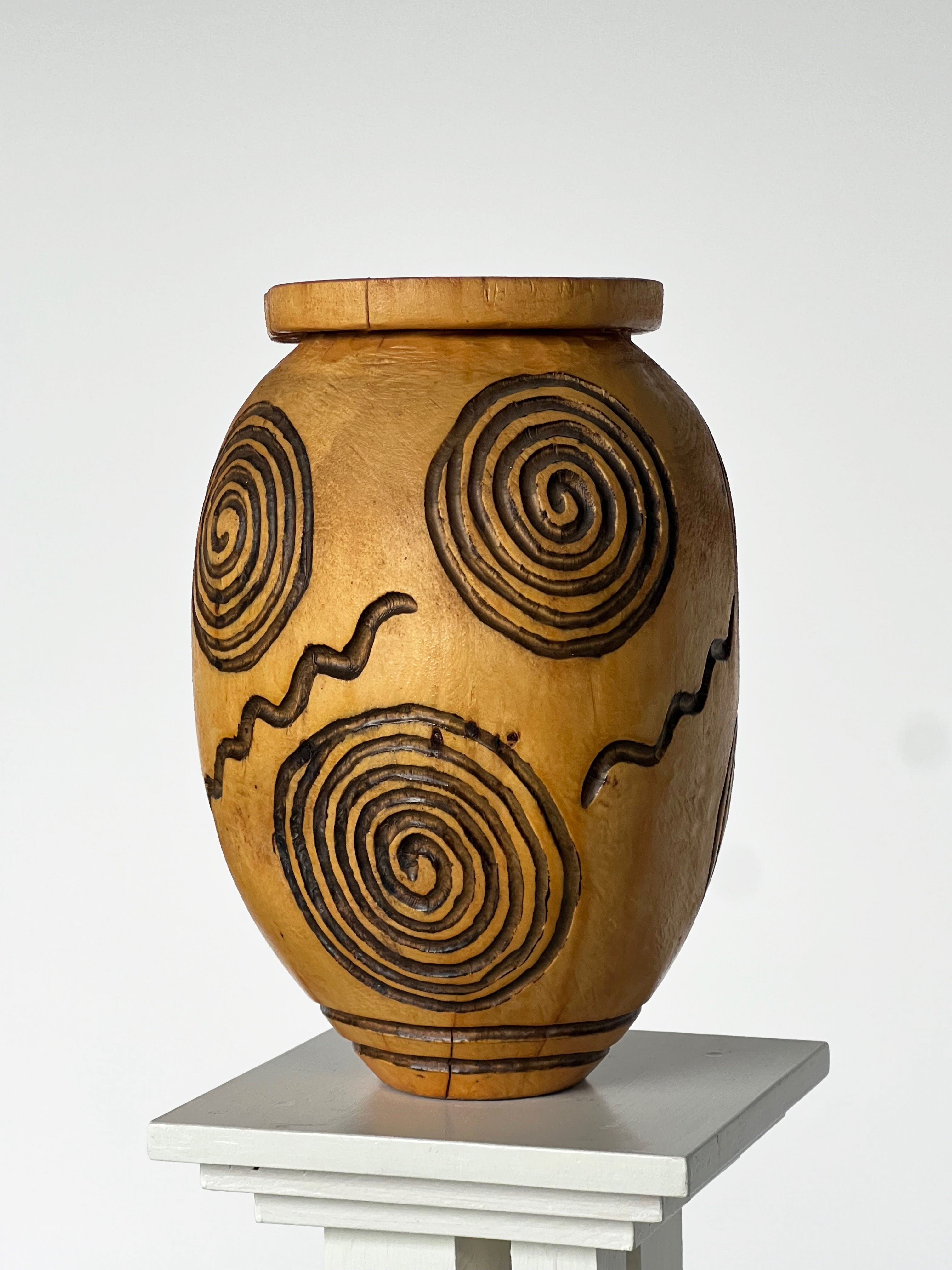 Vase en Bois Sculpté à la Main