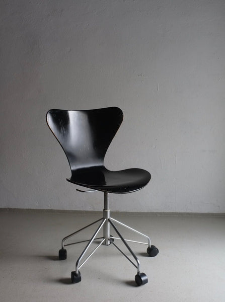 Black Swivel Chair Arne Jacobsen 3117 - Luxury Furniture