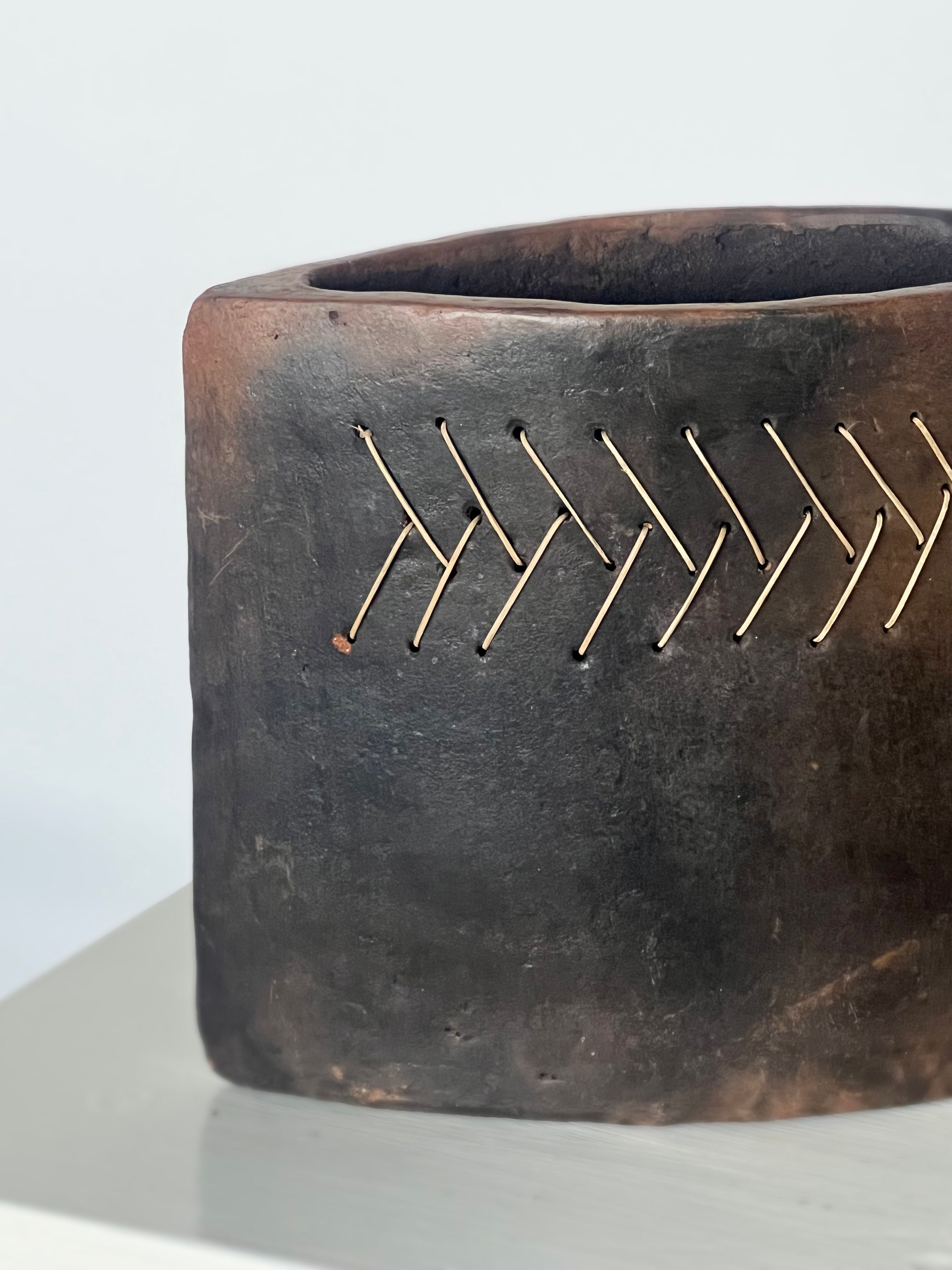Vase en terre cuite avec détail tissé