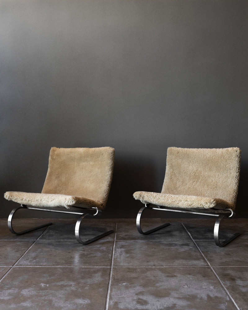 Pair of PK20 lounge chairs in beige shearling with steel frames