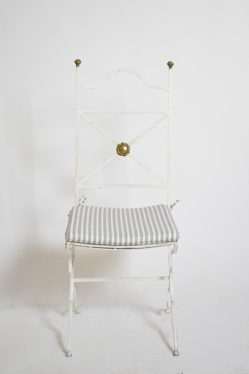 Ensemble de quatre chaises en fer forgé blanc, années 1940