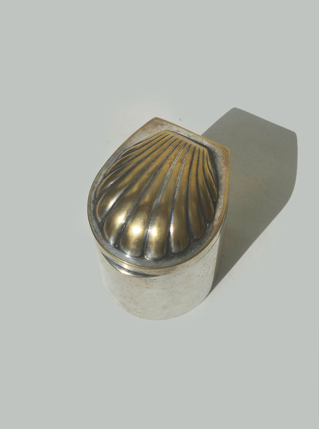 Shell-shaped brass patina decorative box with ridged lid detail