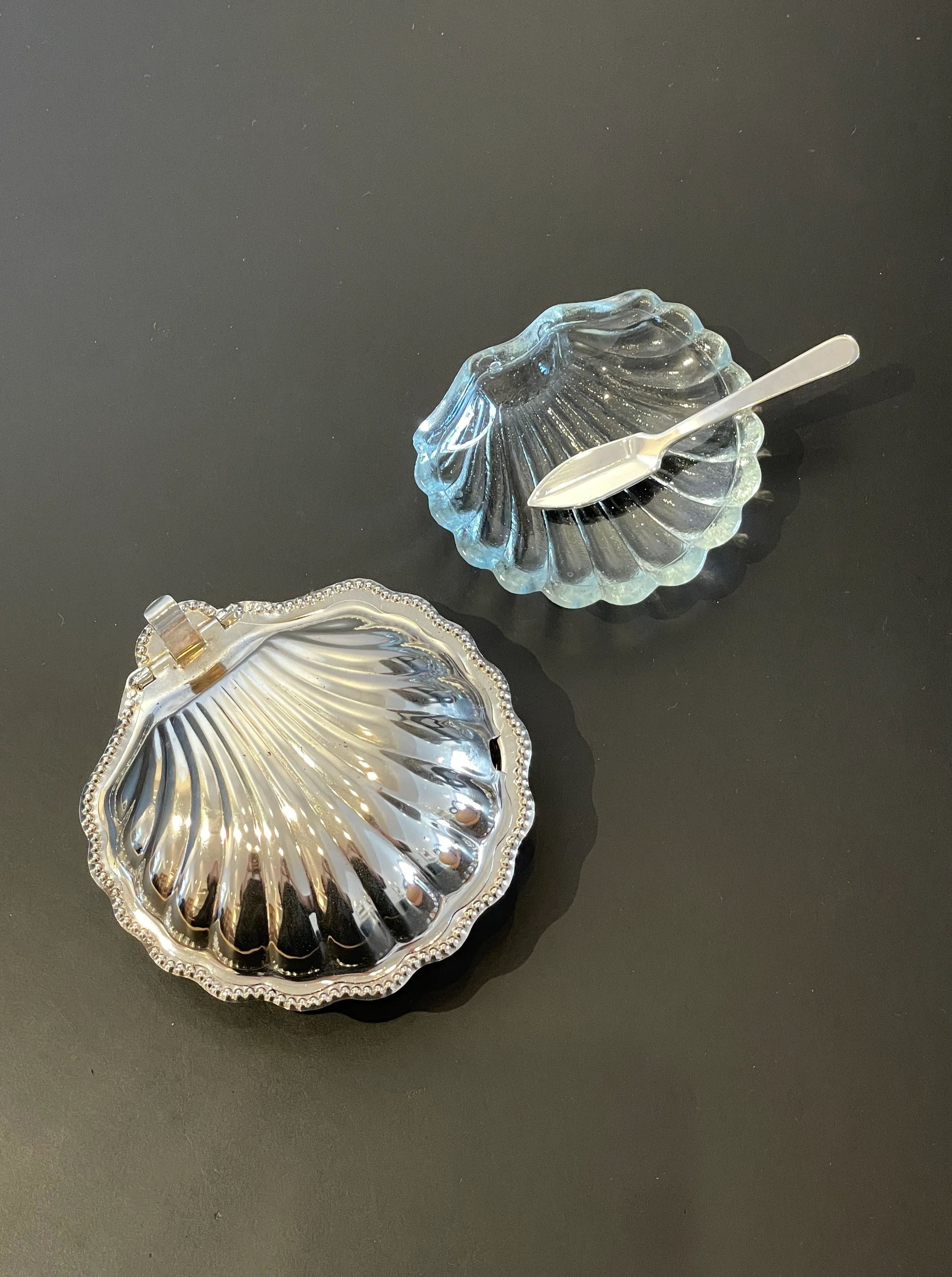 Beautiful and functional butter holder in the shape of a delicate shell