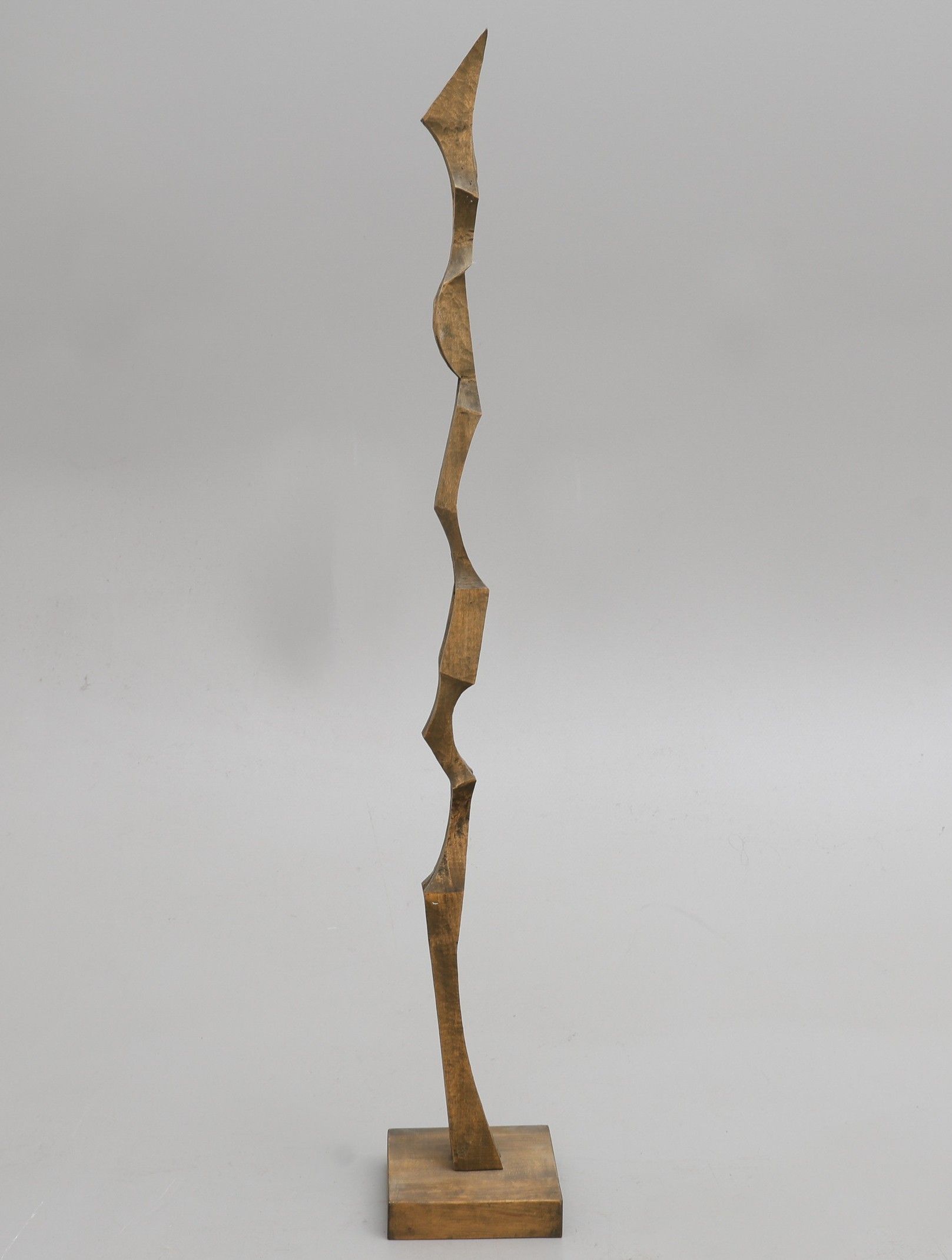 <source>
Sculpture en bois biomorphique, par Kristian Holmqvist
</source>