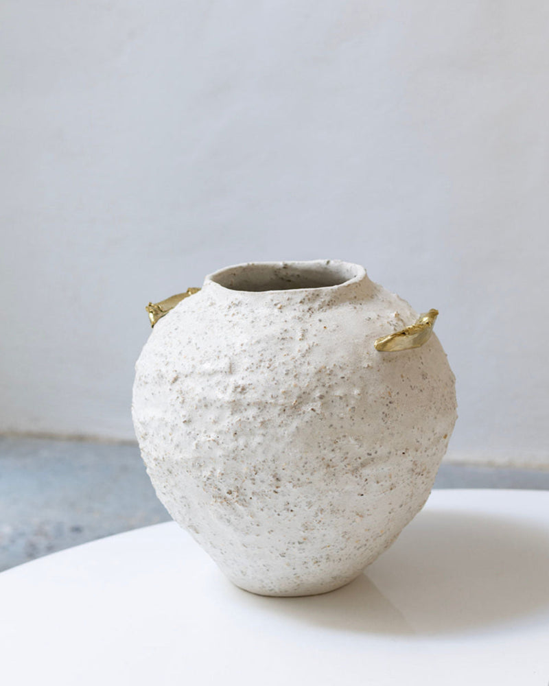 Isolated n.10 Blanco Hueso ceramic vase with gold accents by Canoa Lab