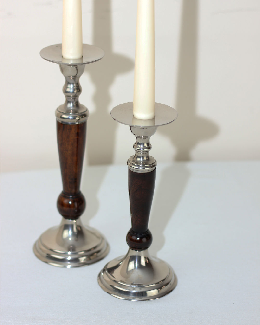 Paire de bougeoirs en bois et laiton