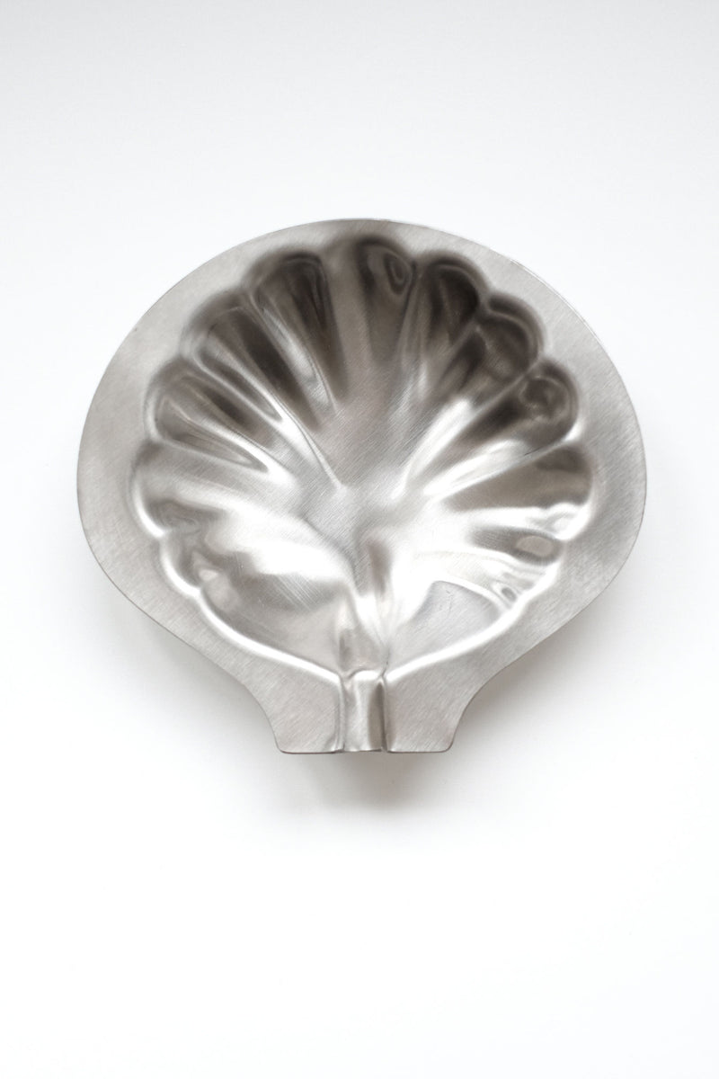 Brushed aluminum shell-shaped decorative dish detail view