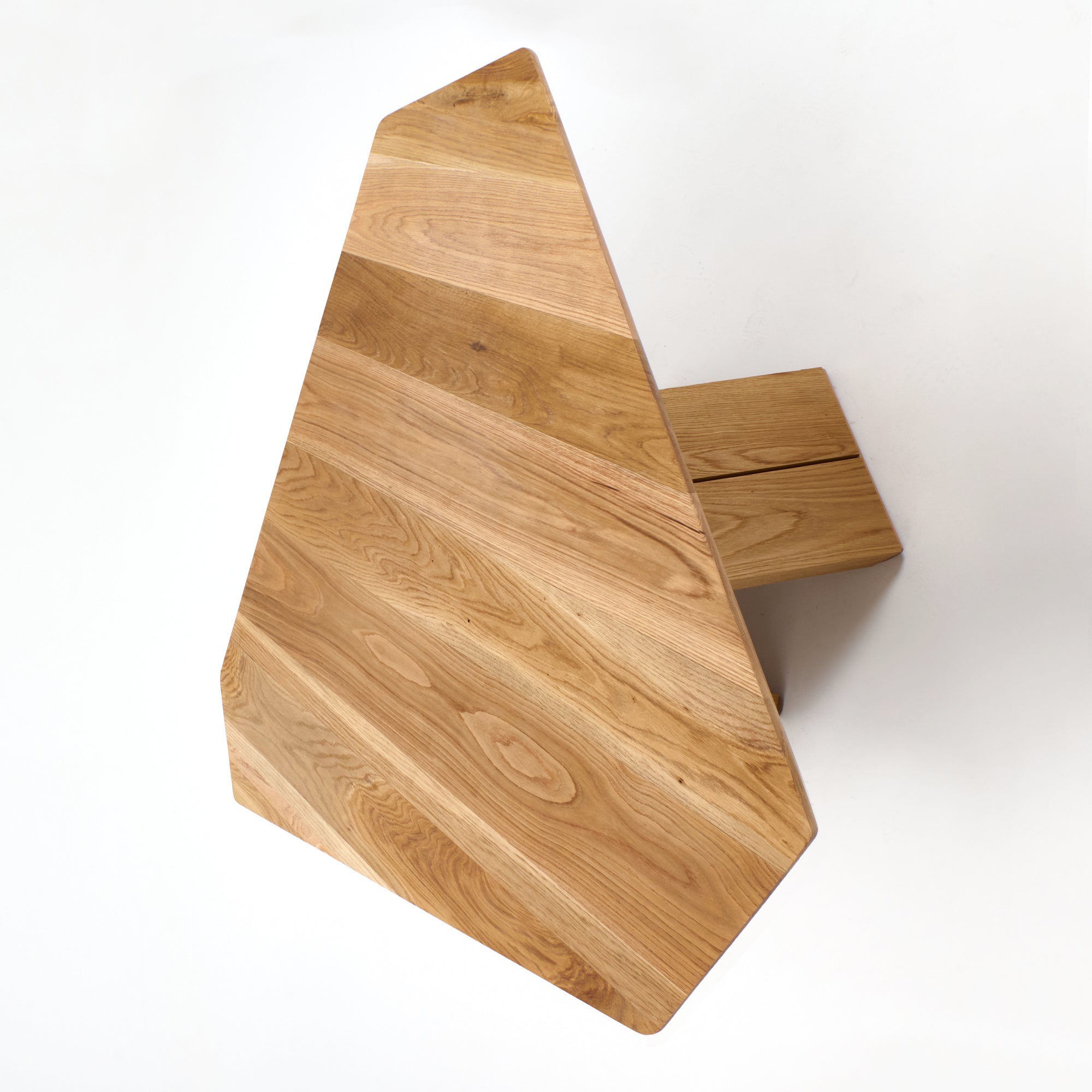 Perícia oak dining table diagonal view showing wood grain pattern