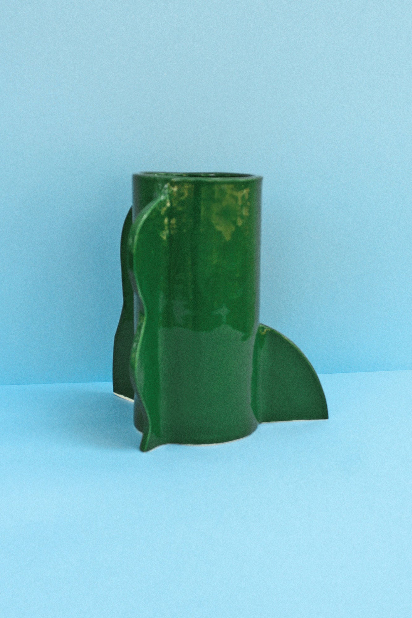 Beautiful Theatre Vase 04 (Bosque) with a green forest design