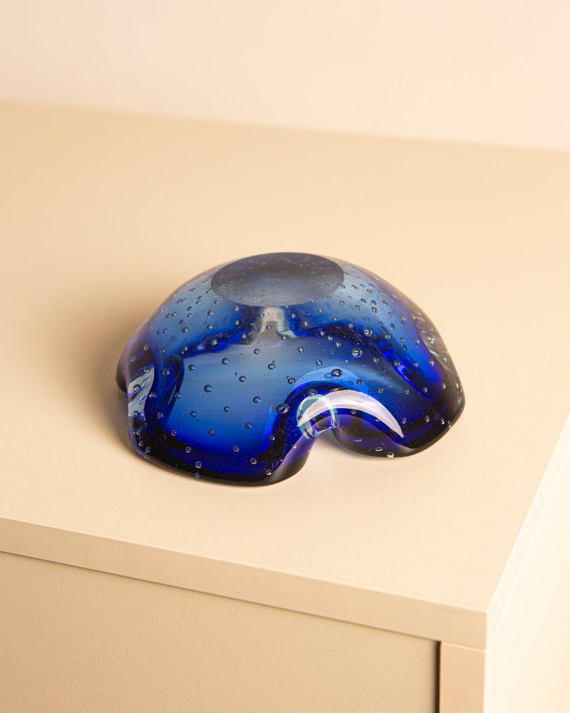 Blue Murano glass vide-poche with controlled bubbles detail view