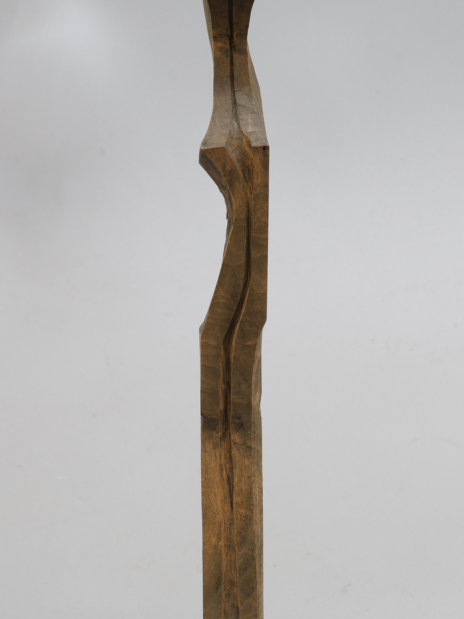 <source>
Sculpture en bois biomorphique, par Kristian Holmqvist
</source>
