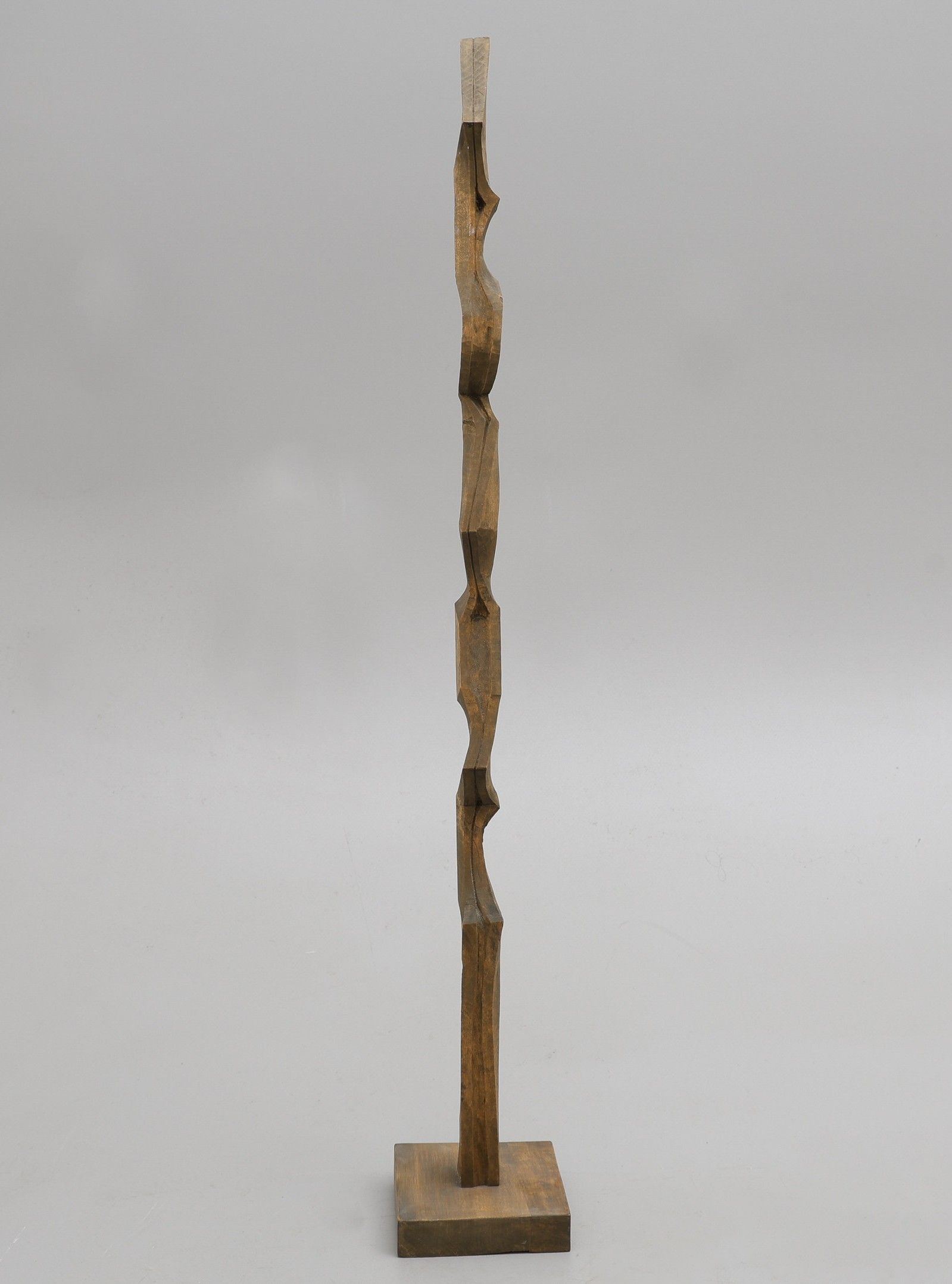 <source>
Sculpture en bois biomorphique, par Kristian Holmqvist
</source>