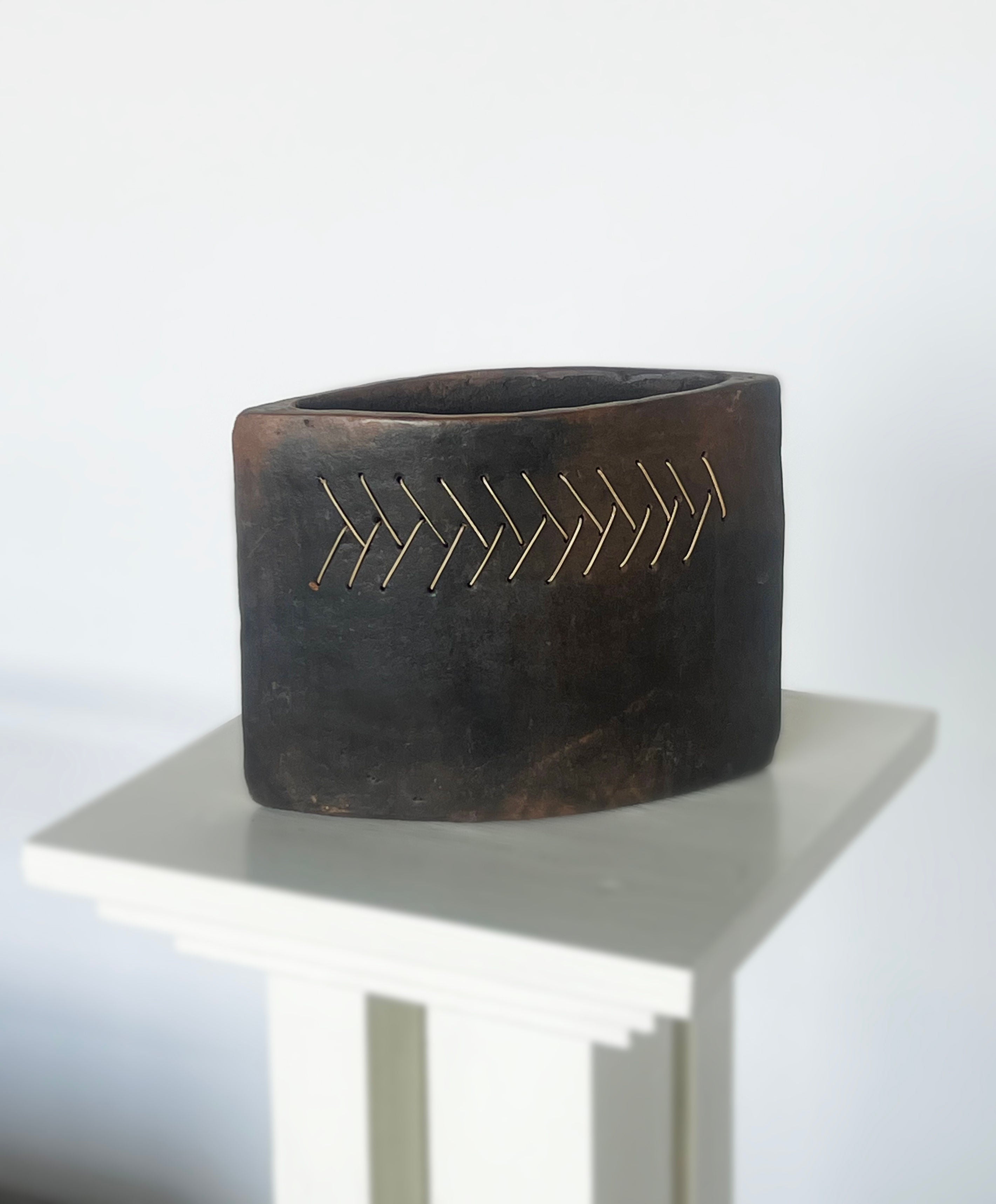 Vase en terre cuite avec détail tissé