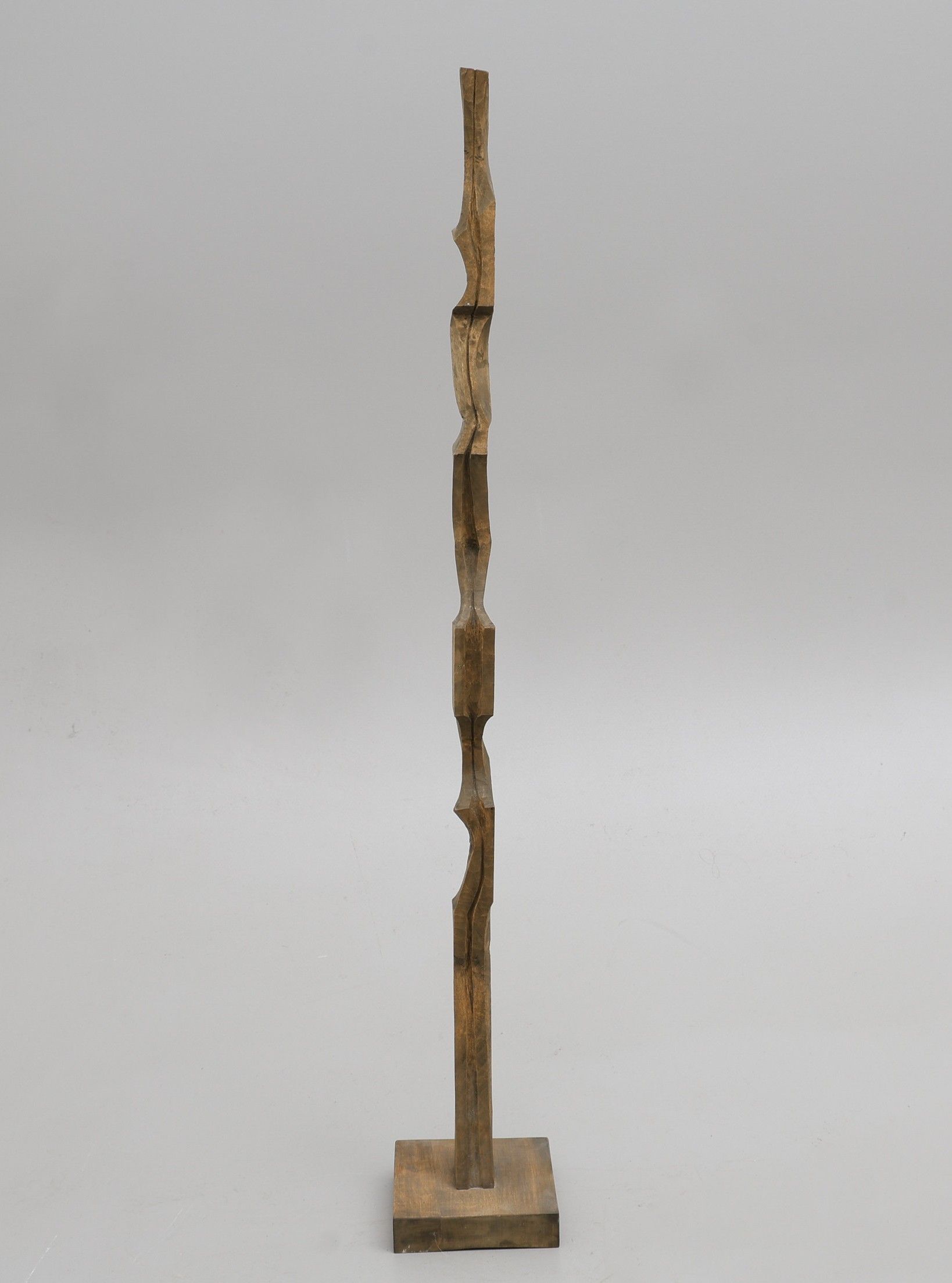 <source>
Sculpture en bois biomorphique, par Kristian Holmqvist
</source>