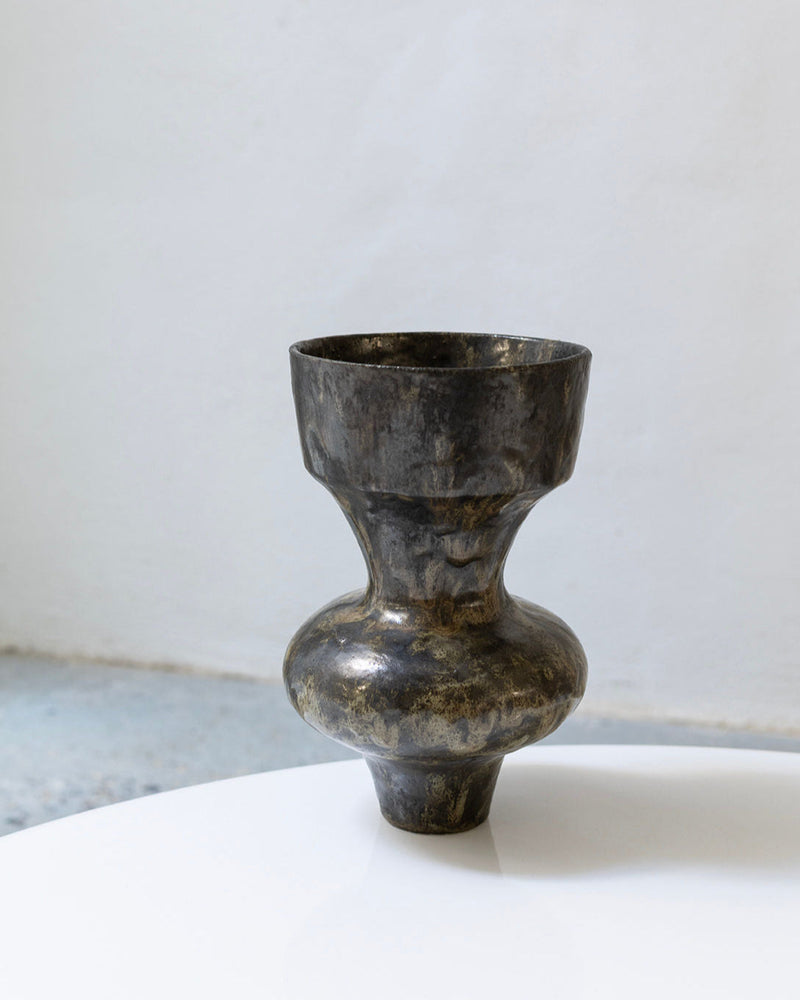 Dark marbled ceramic Cratera Obsidiana vase with curved silhouette