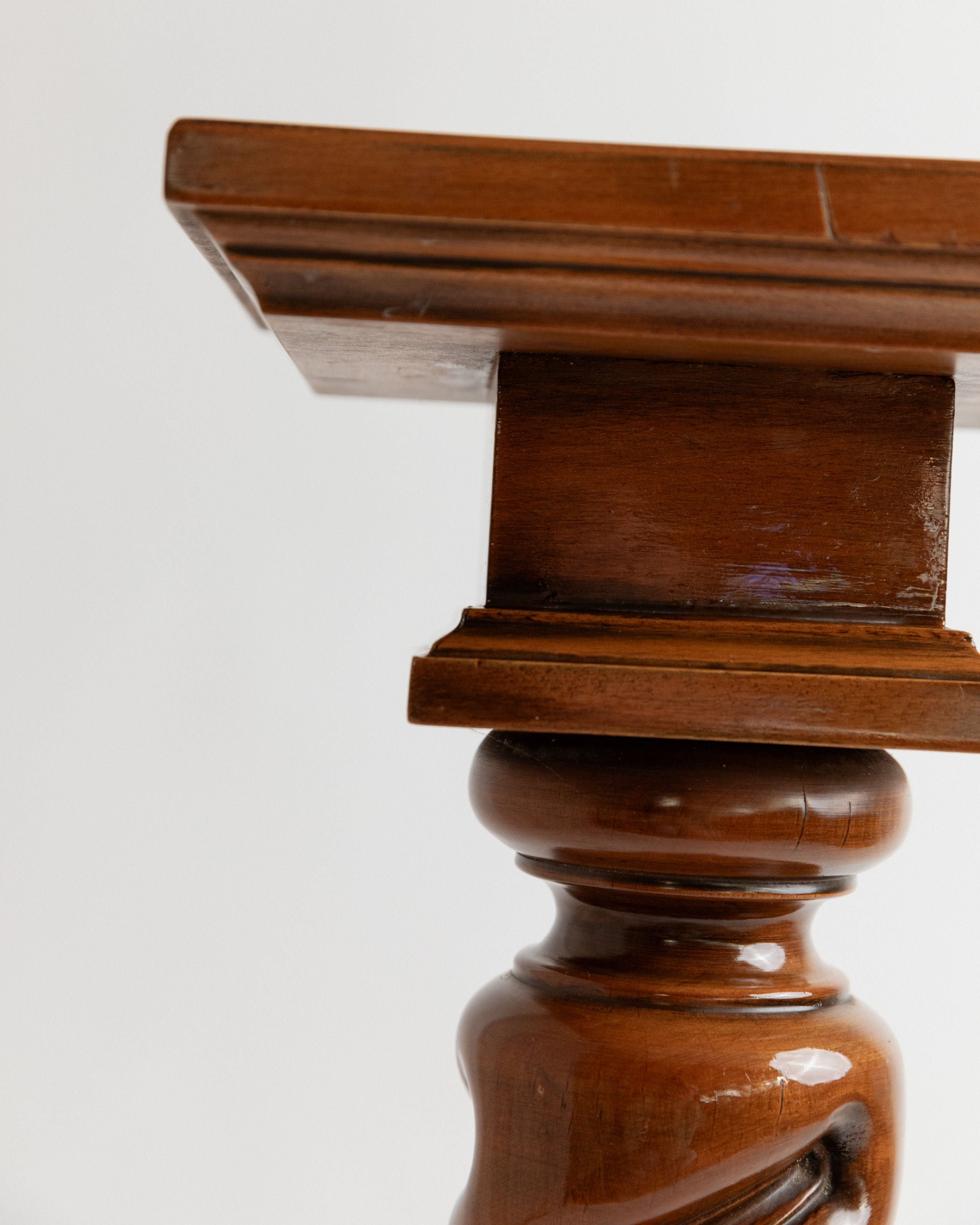 Close-up of a polished wooden stand from Bottega Jacobs, Italy 1960s. Handcrafted with intricate carvings and rounded shapes in rich solid wood, it echoes the exquisite craftsmanship and vintage style of a classic flower stand, showcased against a plain white background.