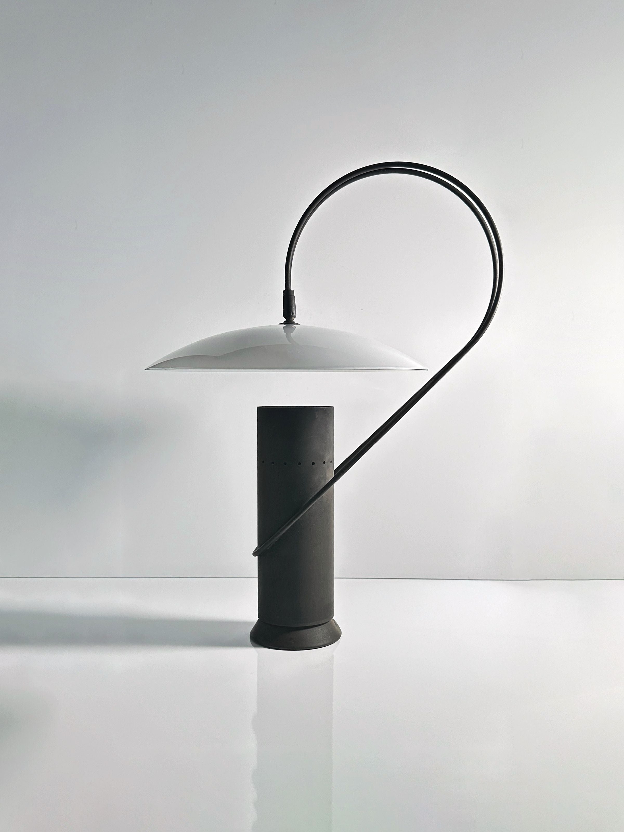 Lampe de table en fonte par Enzo Berti