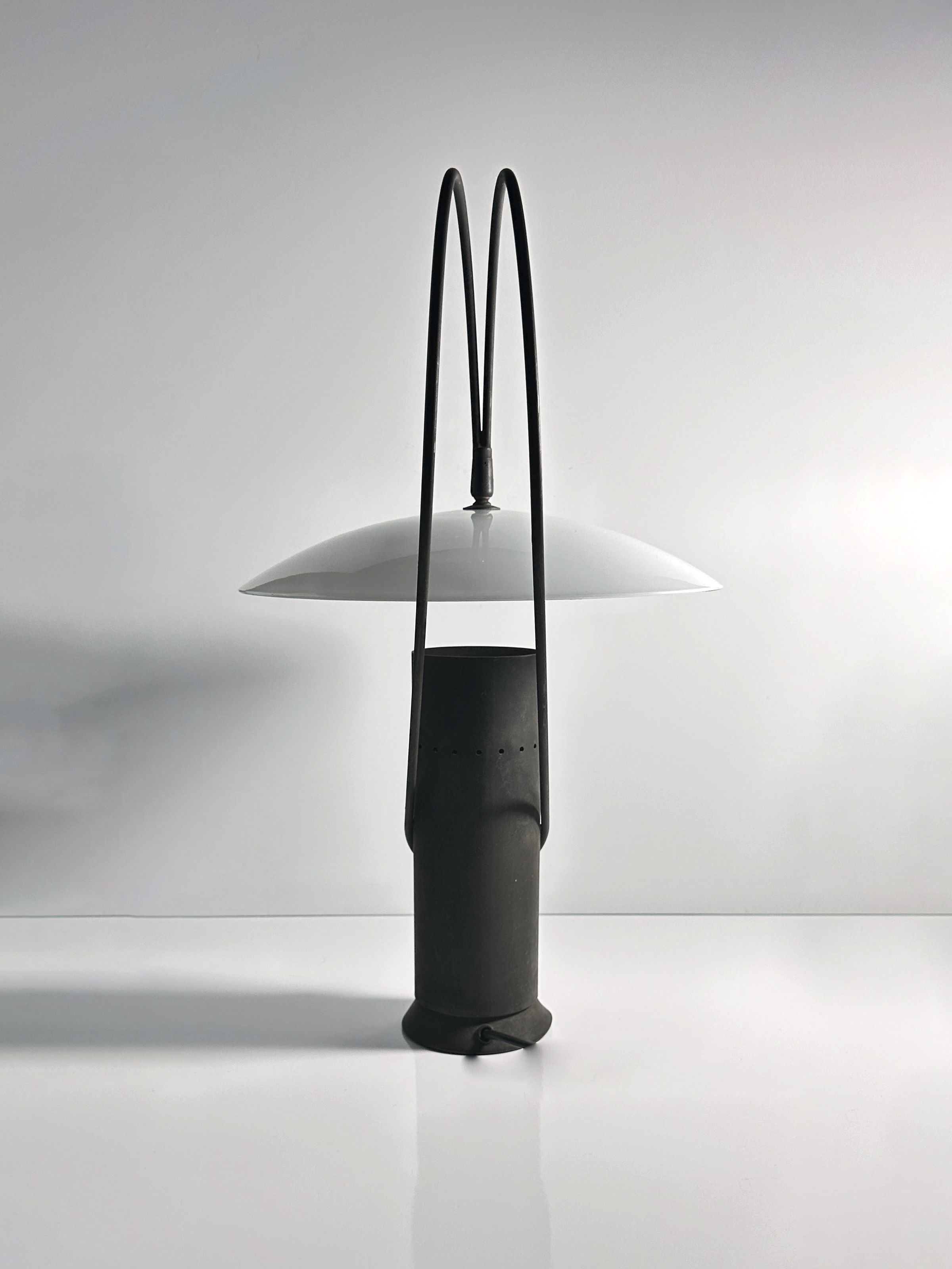 Lampe de table en fonte par Enzo Berti
