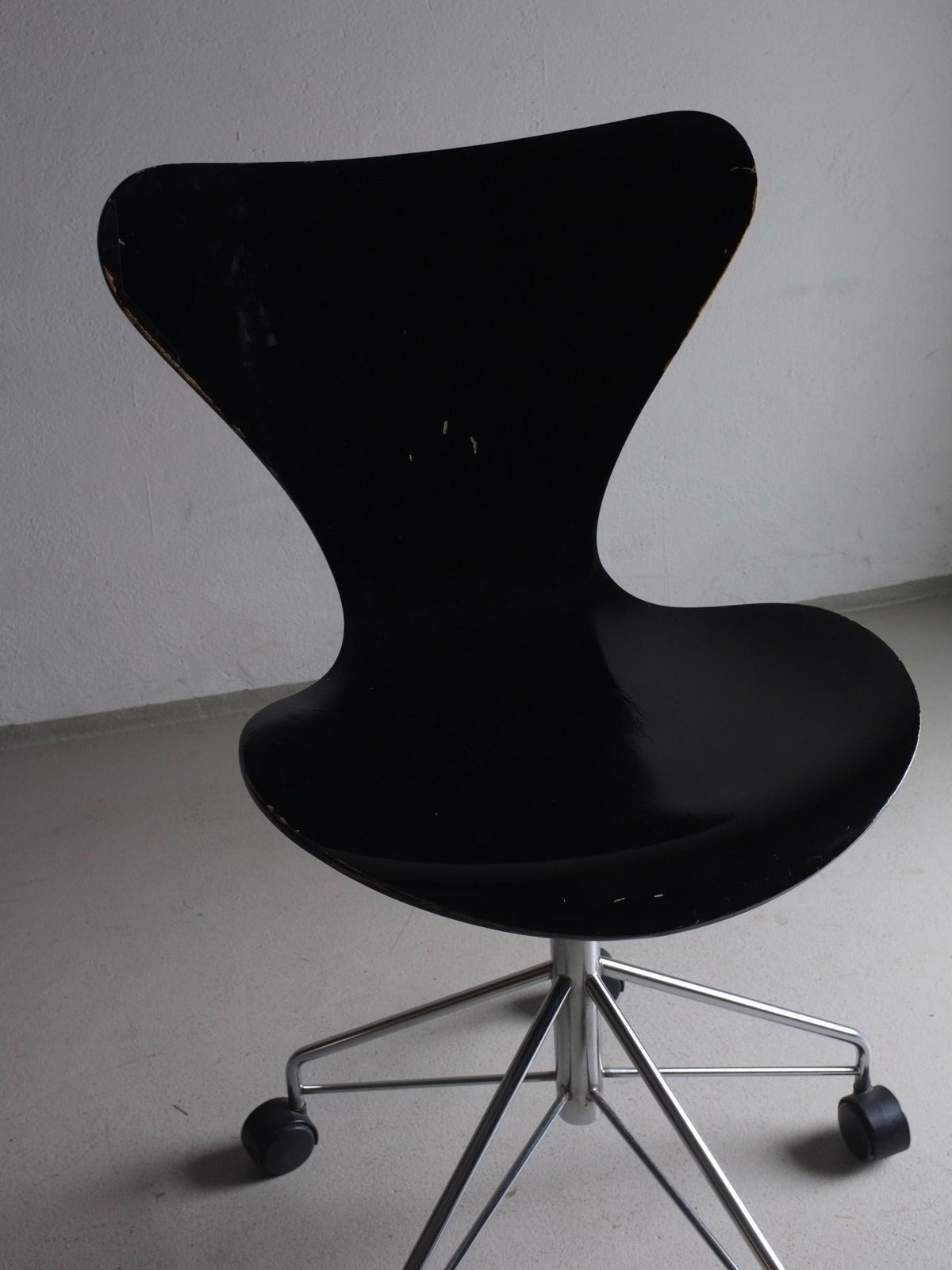 Series 7 Office Chair 3117, Shell: Lacquered Veneer Black, Base: Steel Chromed Steel - Bright, Fender: Aluminium Polished
