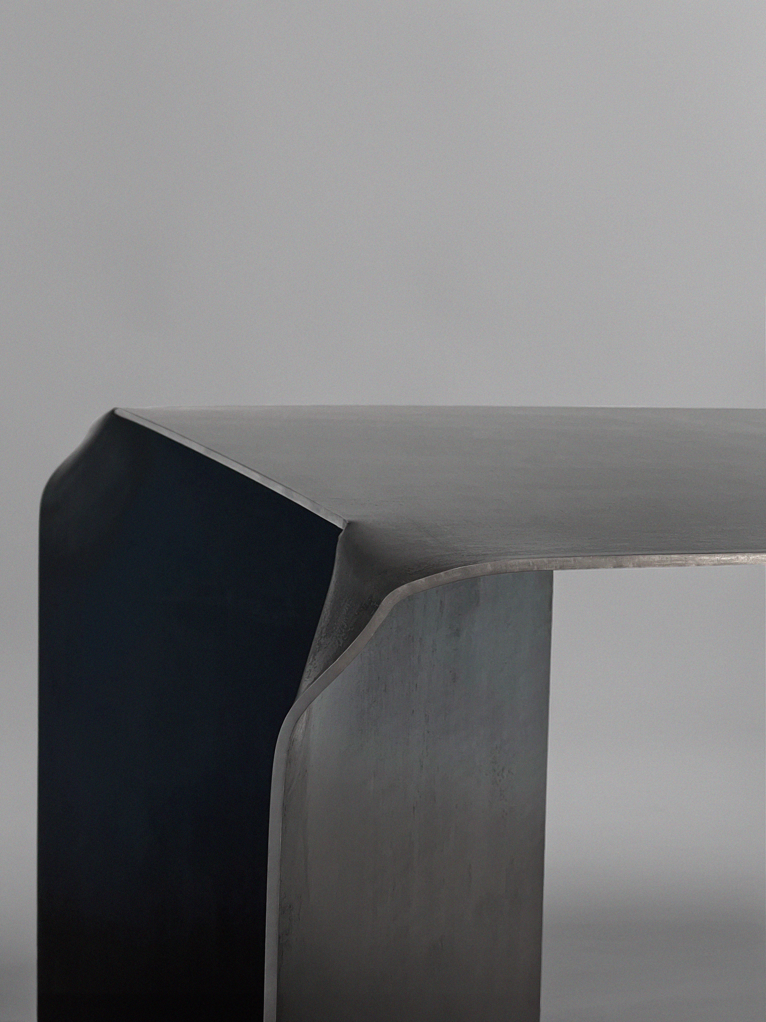 'Doa' Steel Desk