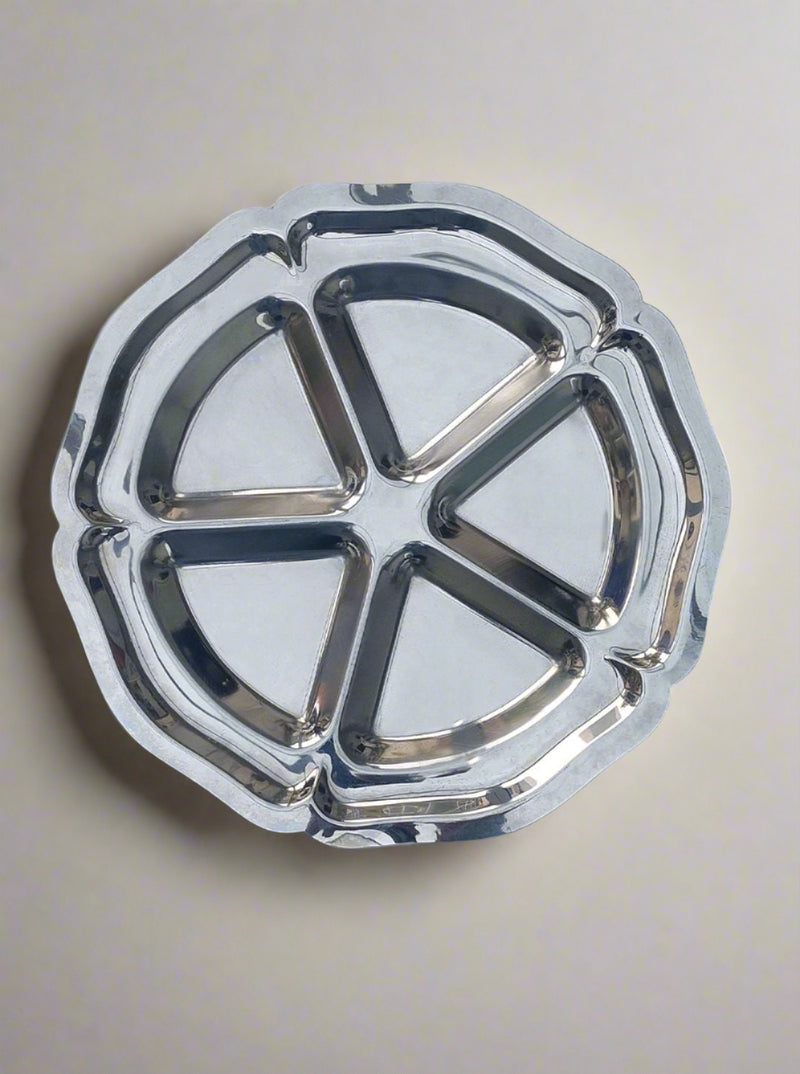  Durable and easy-to-clean plastic tray for serving appetizers and snacks