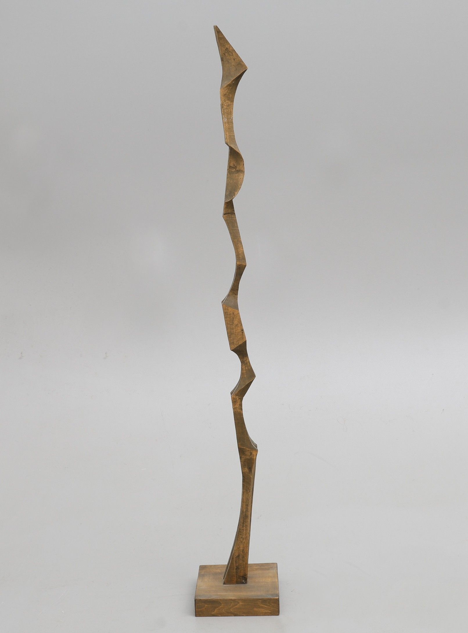 <source>
Sculpture en bois biomorphique, par Kristian Holmqvist
</source>