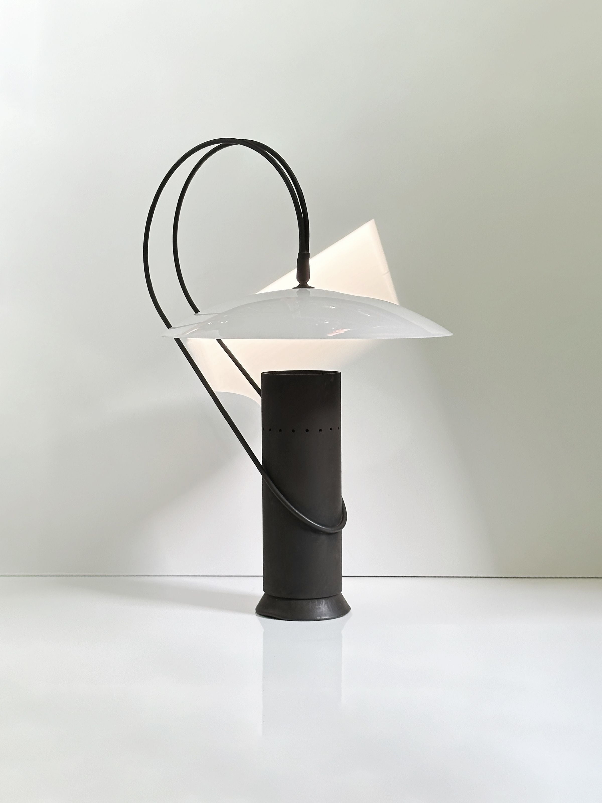 Lampe de table en fonte par Enzo Berti