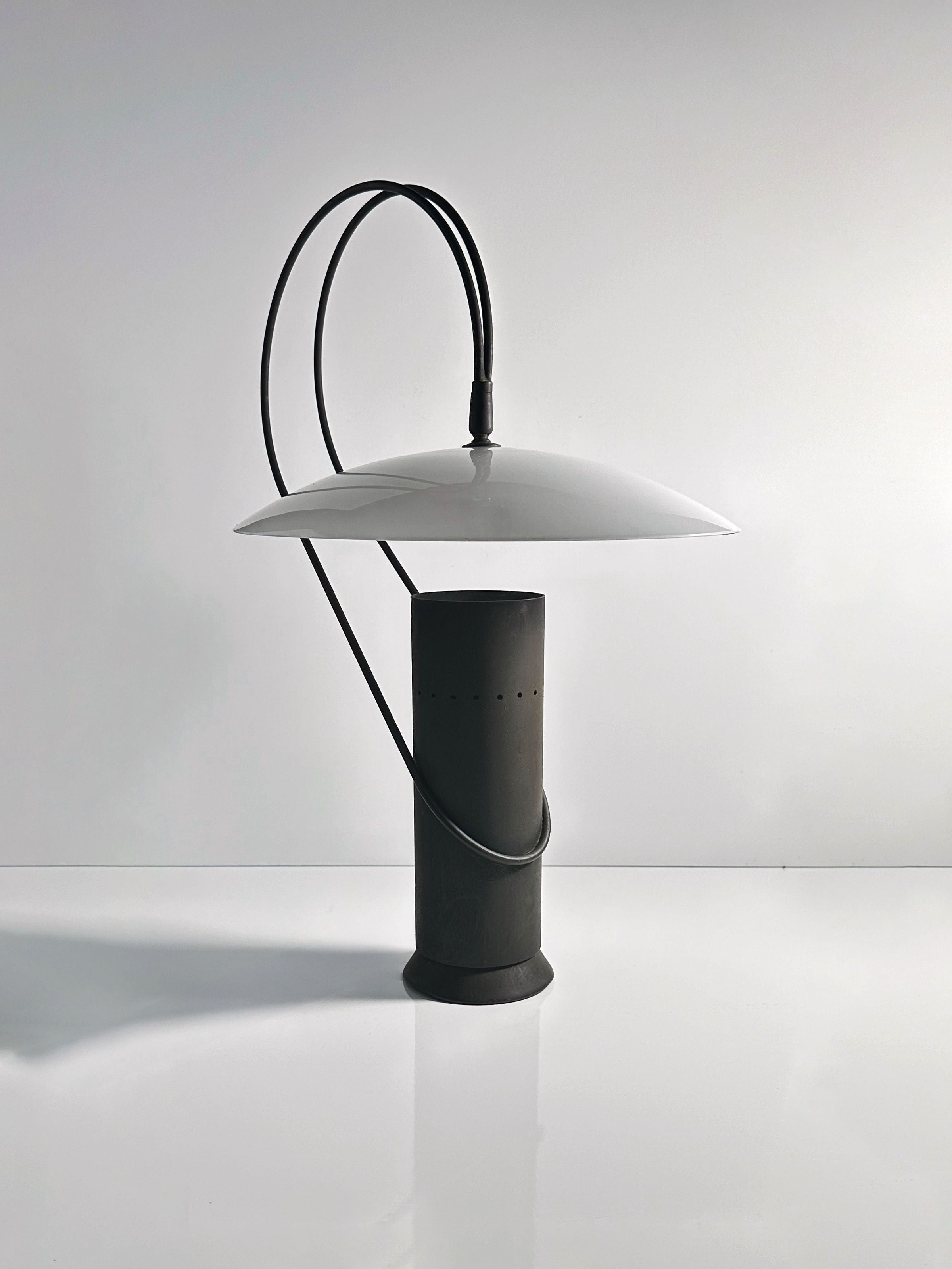 Lampe de table en fonte par Enzo Berti