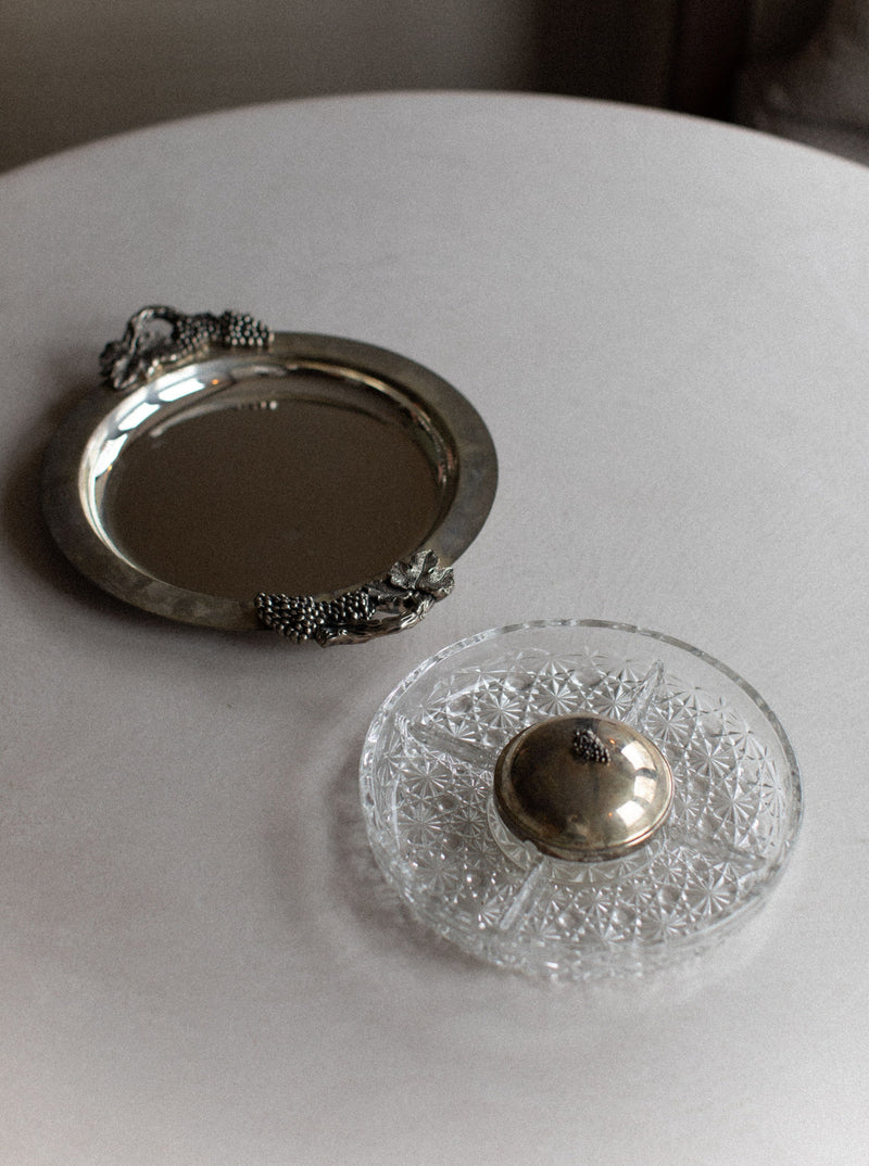  Elegant serving trays with a vintage Art Deco design and mirrored surface