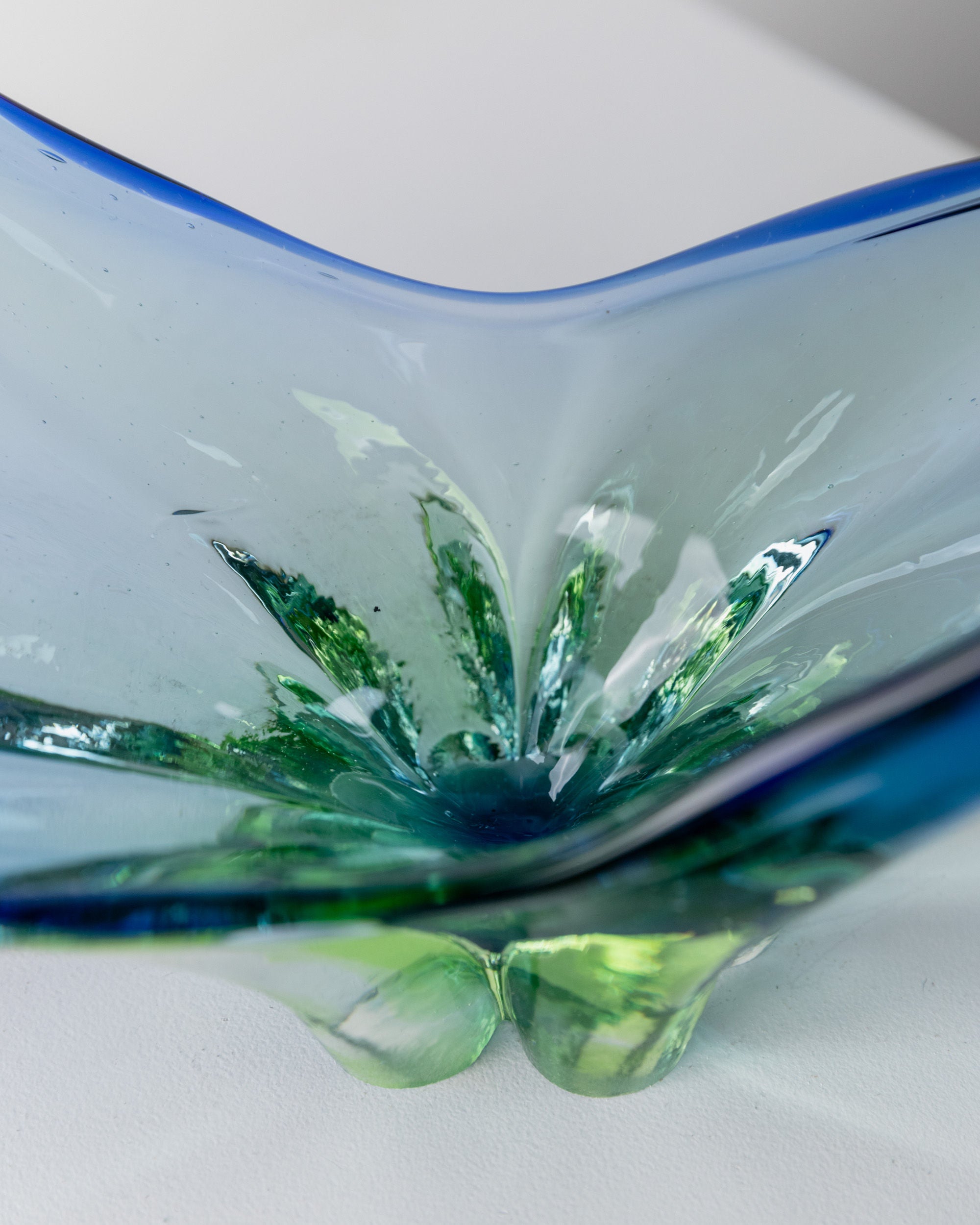 MURANO Decorato a Mano ムラノ オパーリン コンポート Murano Glass Sommerso Centerpiece 70s by Bottega | The Oblist