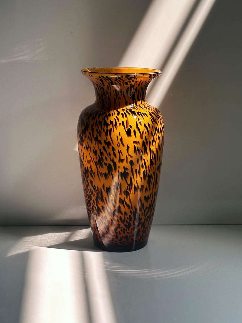 The 1980s Murano Vase Tortoise pattern by Dodo Vintage, a large piece with a wide rim in brown and black, is displayed on a white surface highlighted by dramatic sunlight and shadows.
