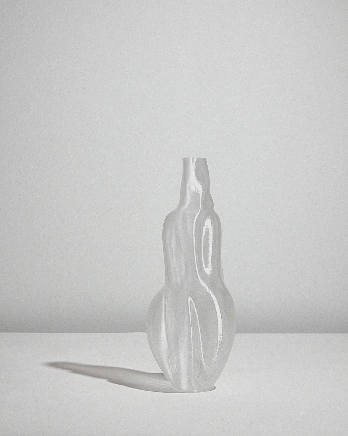 Éson Vessel — back view of frosted glass design
