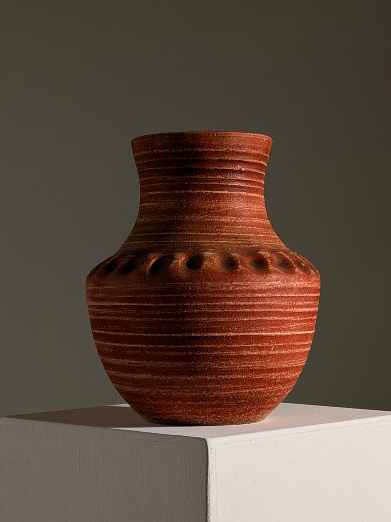 Rare "Gauloise" vase by Les Potiers d'Accolay, circa 1960 — side angle