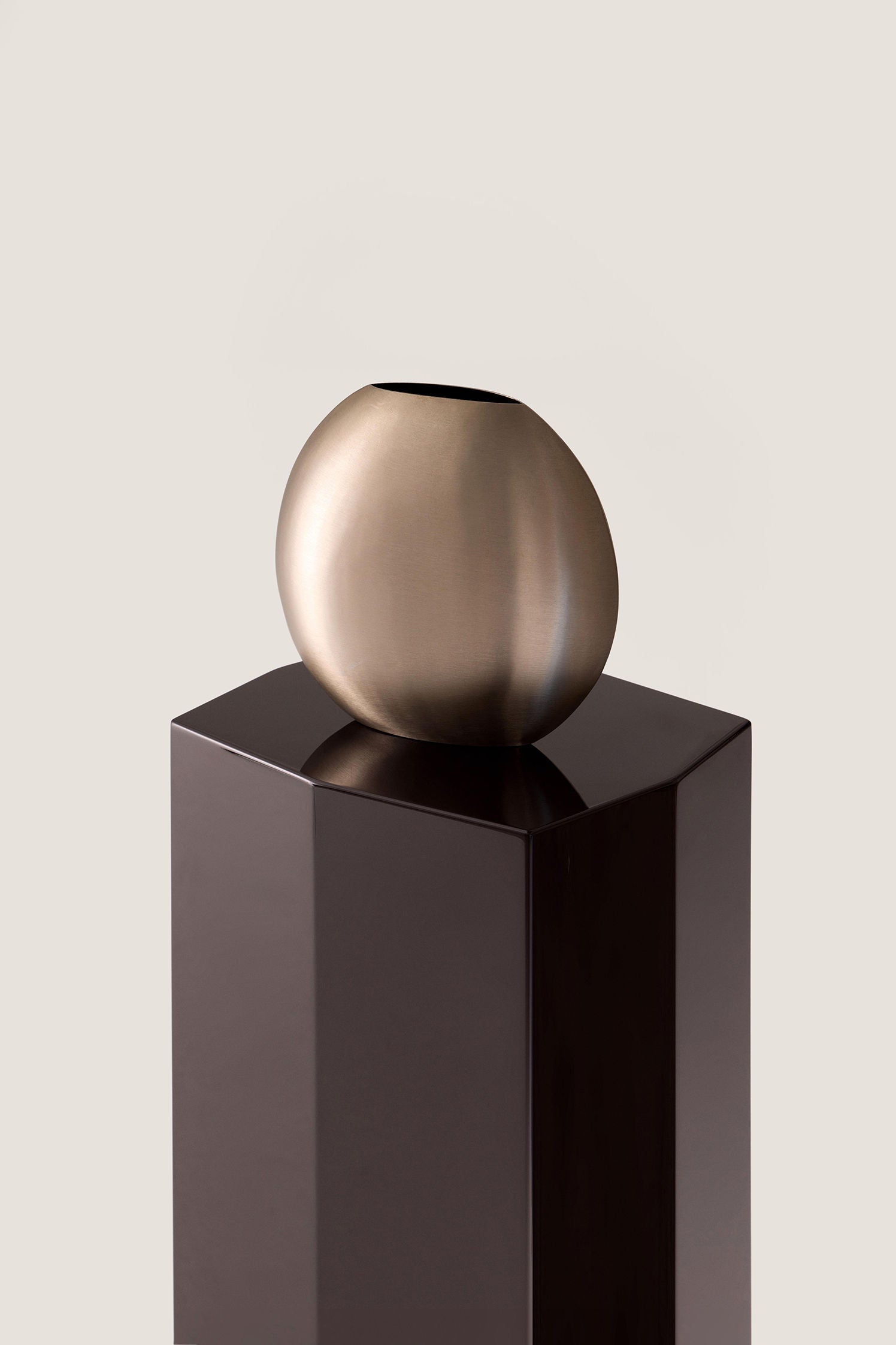 Ame II' Lacquer Pedestal — top view with bronze vase on dark pedestal