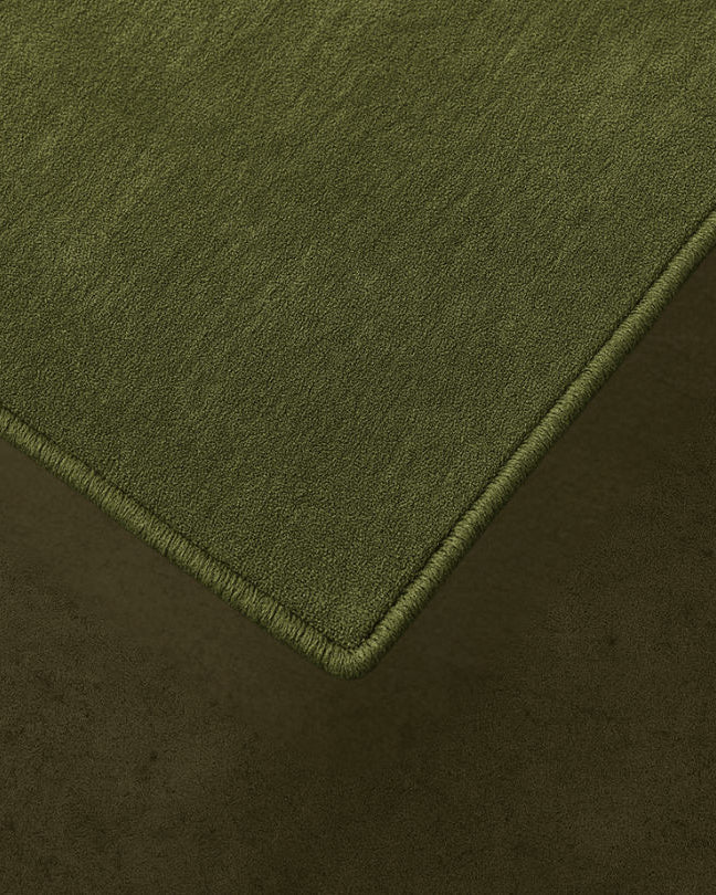 Rug 100% Wool New Zealand - Mousse — angled view on dark floor