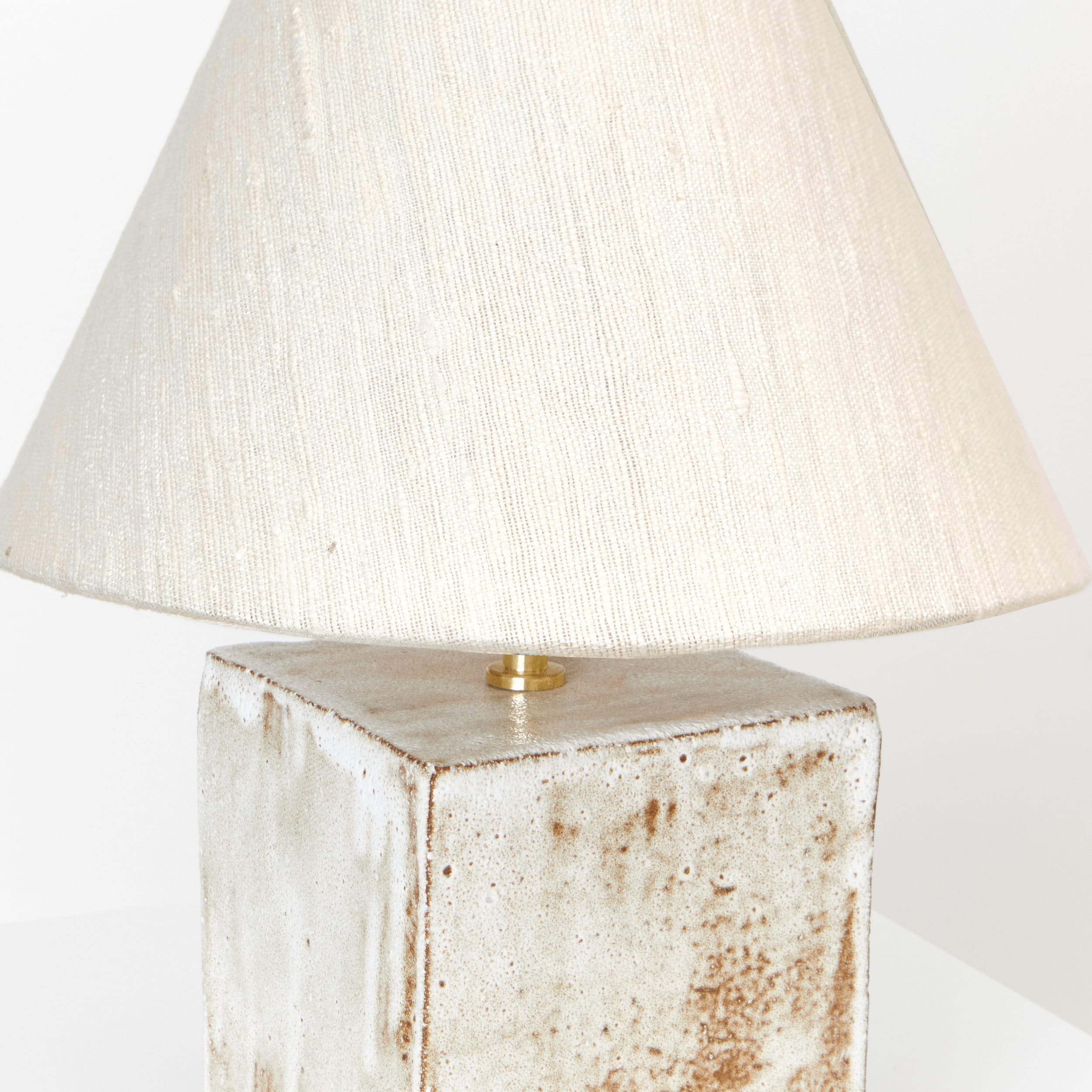 Arouca Table Light White — close-up of textured ceramic base