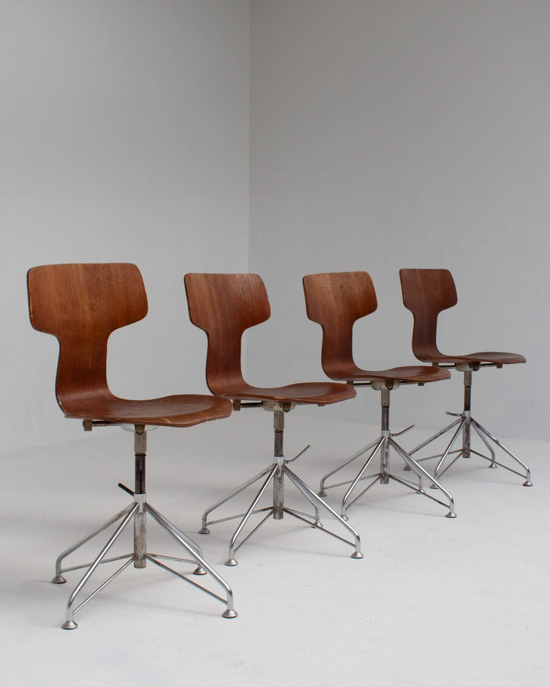 Set of 4 Arne Jacobsen Chairs — detail view
