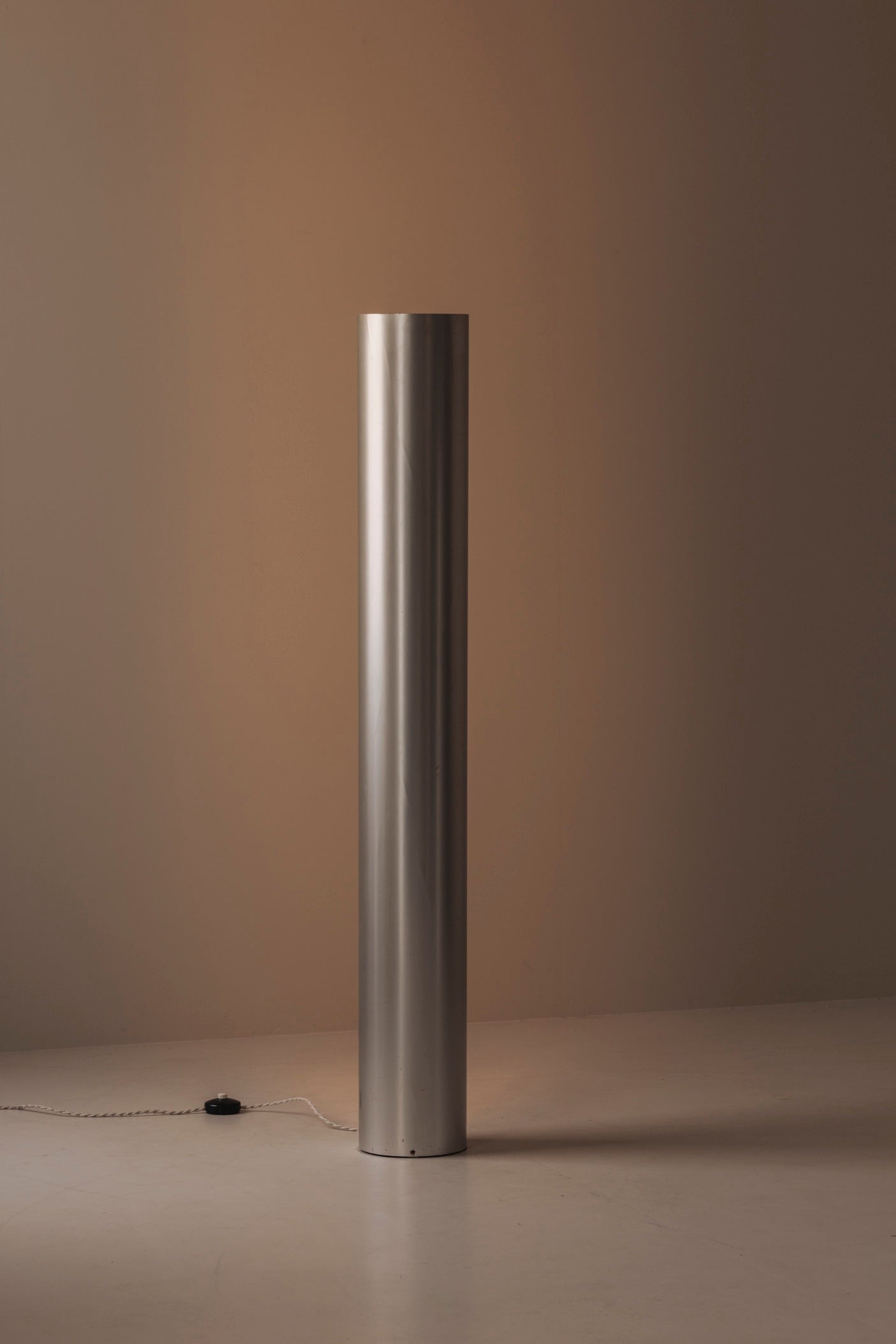 Sculptural metal tube floor lamp, Italy 1960s — detail view