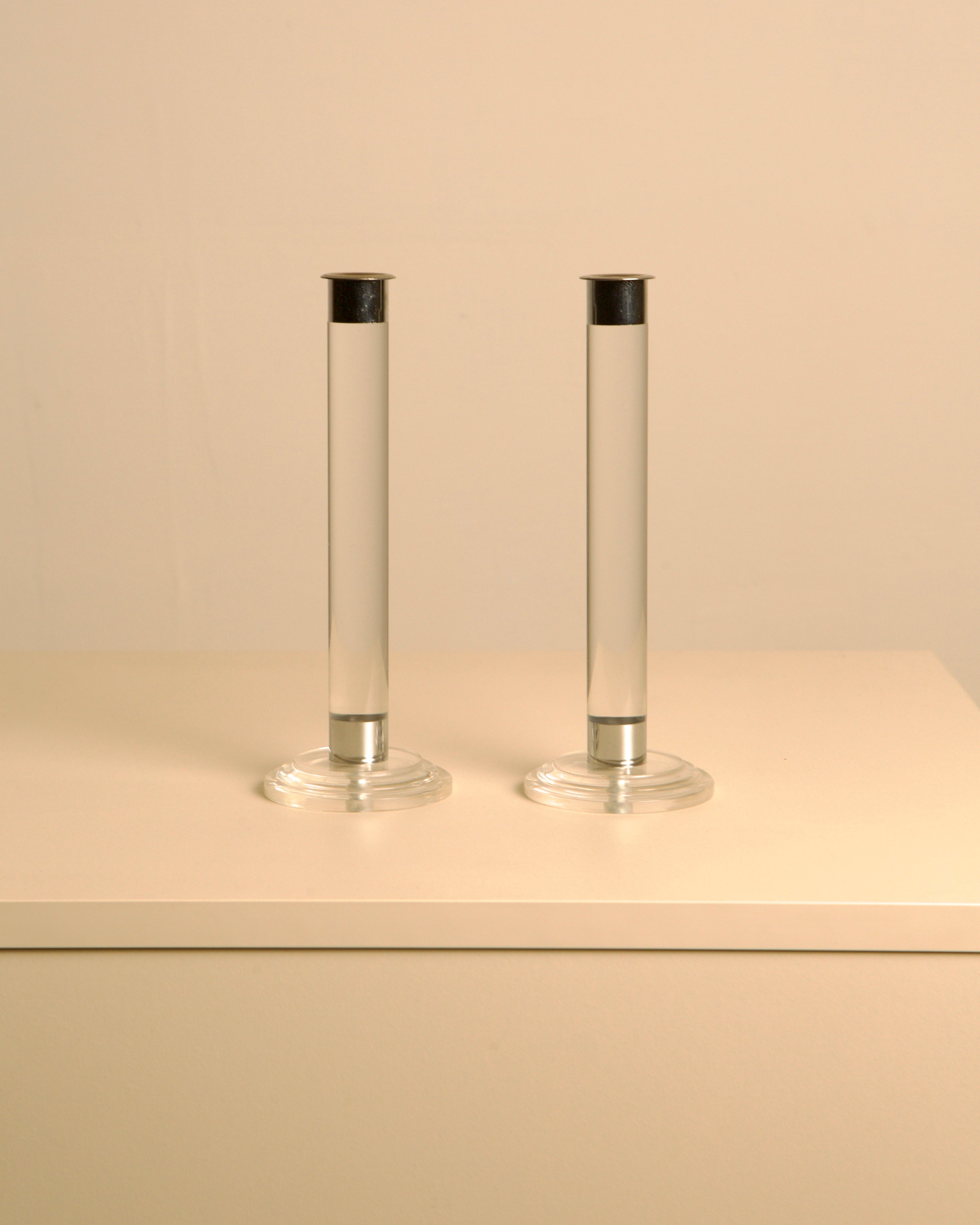 Paire de bougeoirs italiens en lucite et argent des années 80