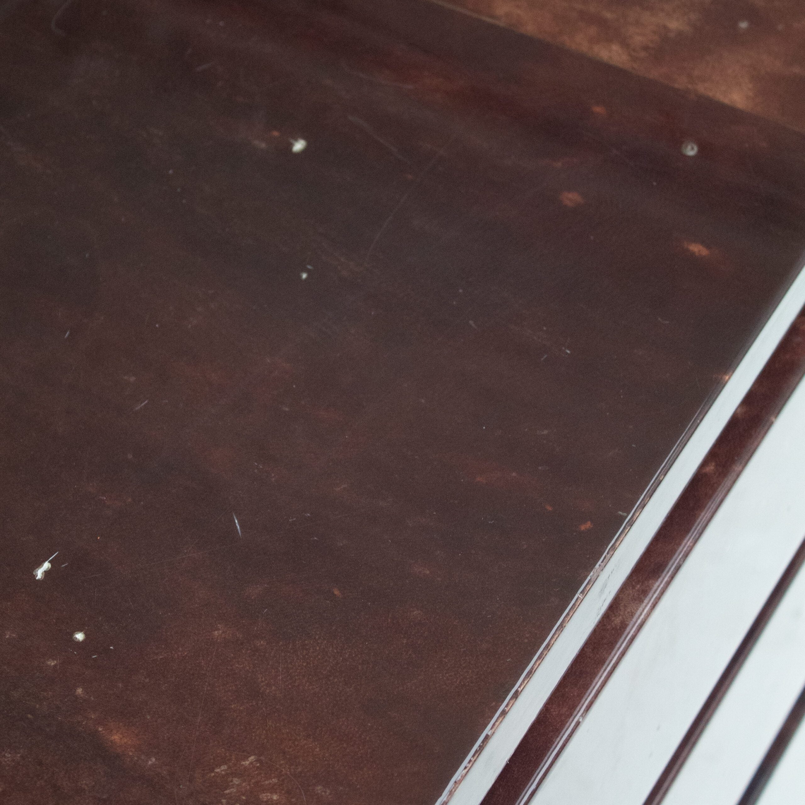 Aldo Tura Cabinet in Brown Lacquer with Brass Details — close-up of brown lacquer surface