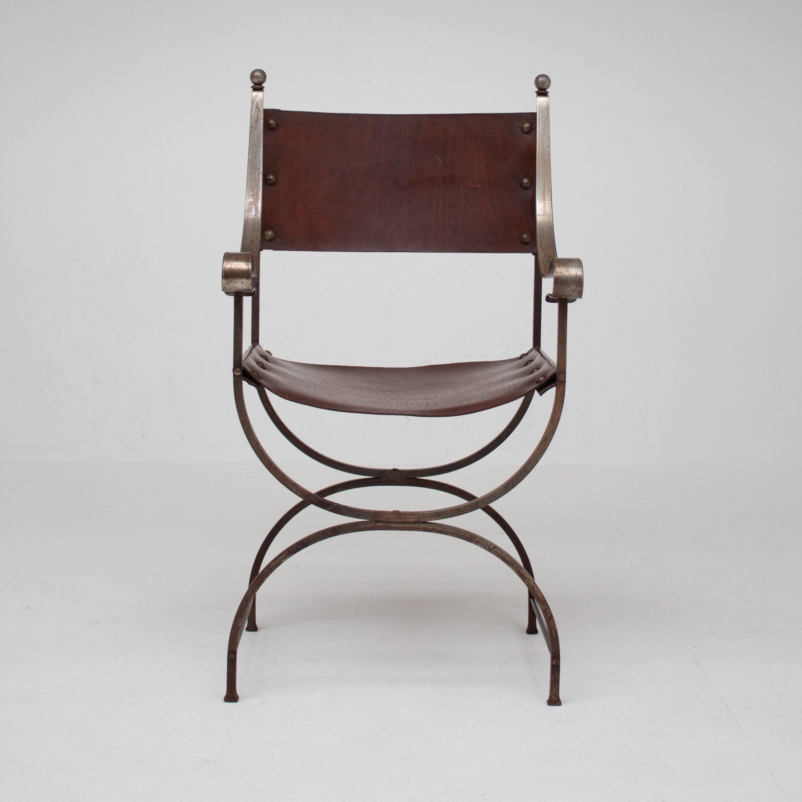 Paire de chaises curules en fer avec assise en cuir