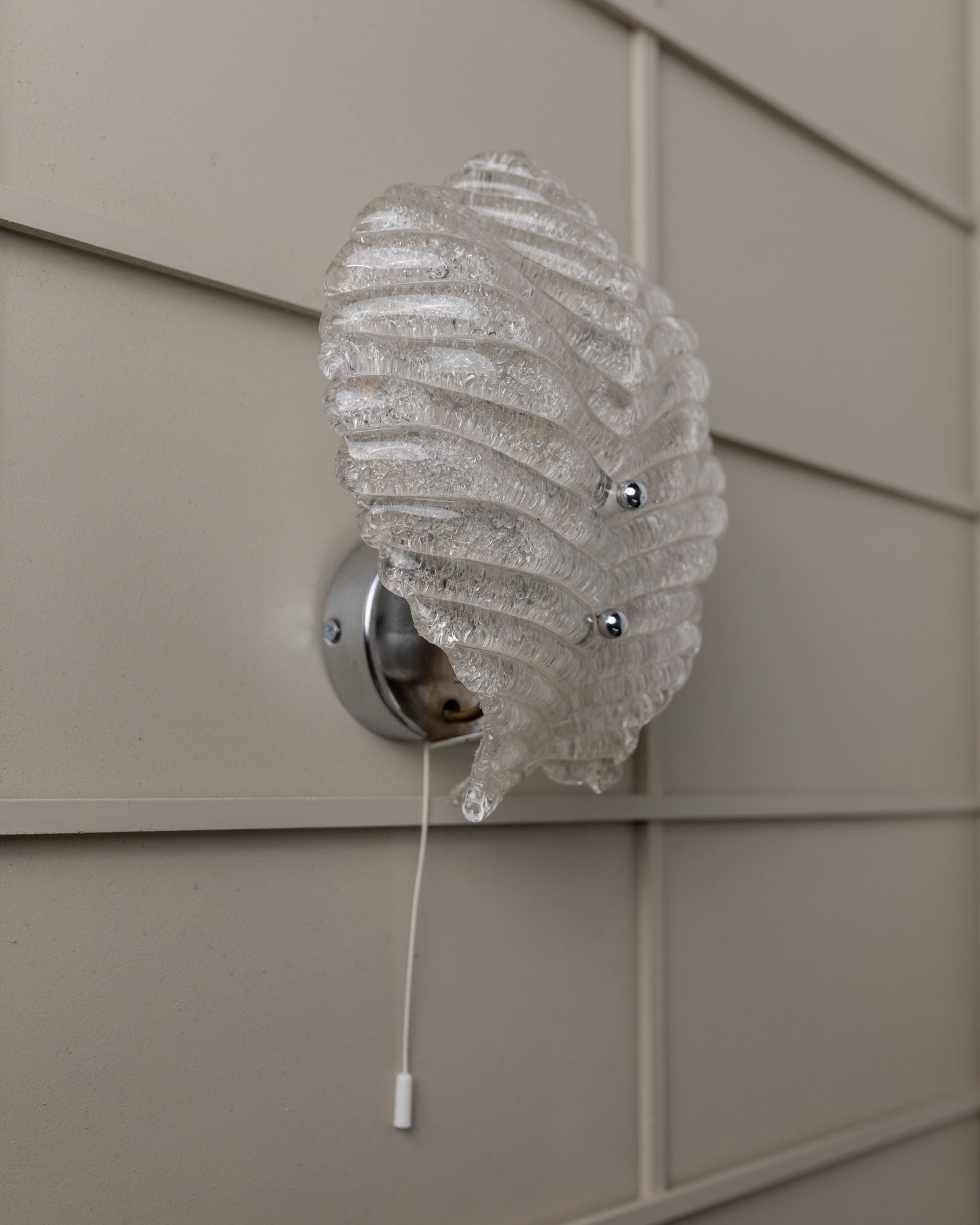 Vintage Murano Glass Wall Lamp for Honsel Lamps — side view on textured wall